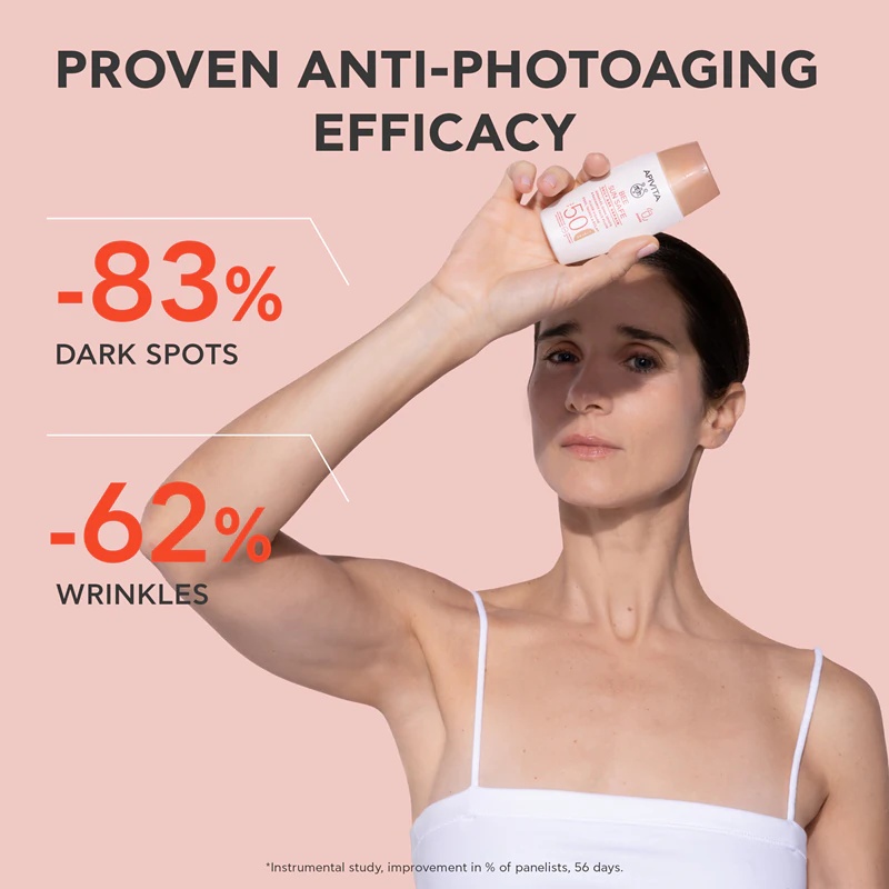 „Apivita Bee Sun Safe Daily Age Repair“ tonuotas fluidas nuo saulės su SPF 50