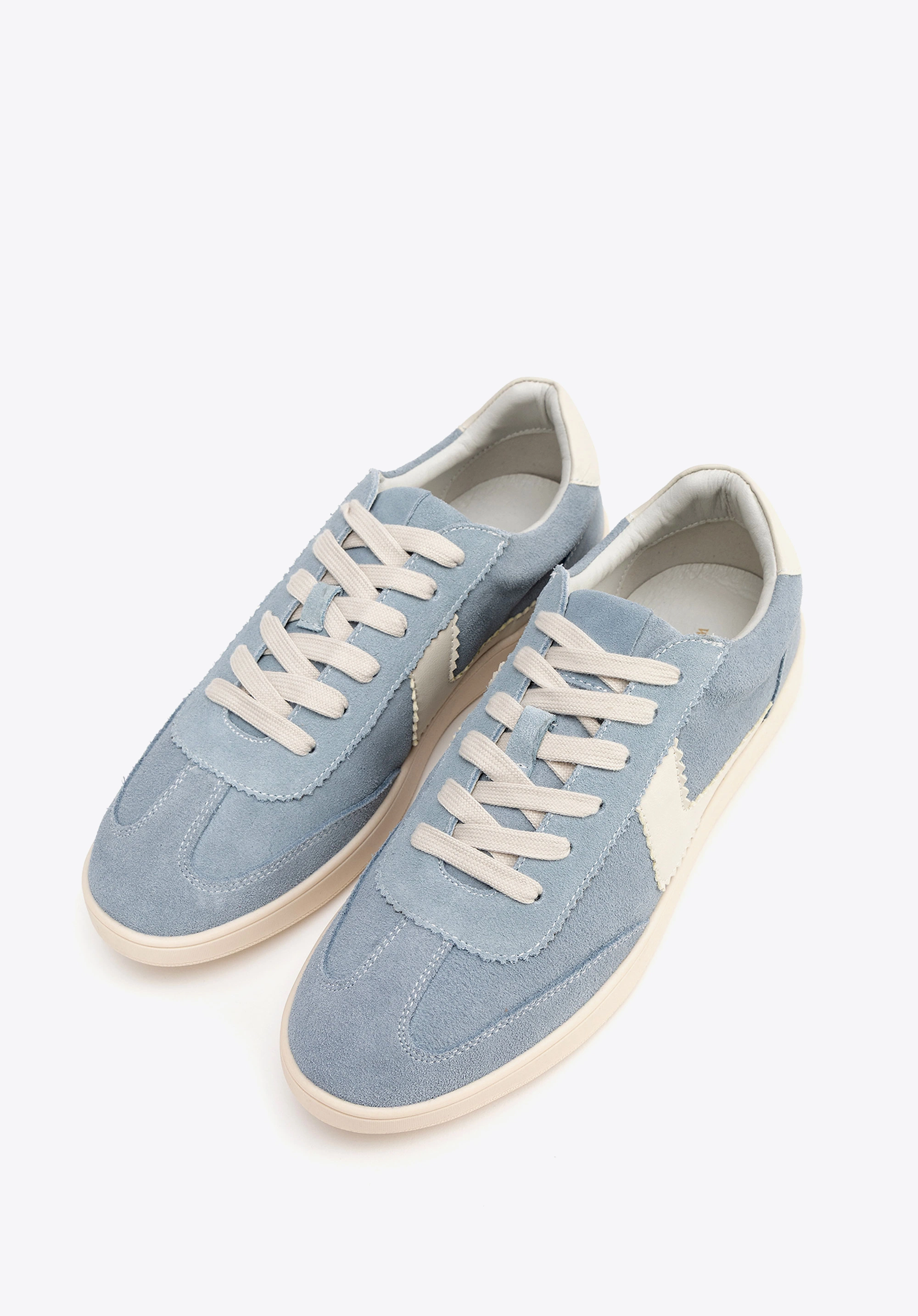 Zamszowe sneakersy z kontrastowymi wstawkami z ekoskóry niebiesko - białe