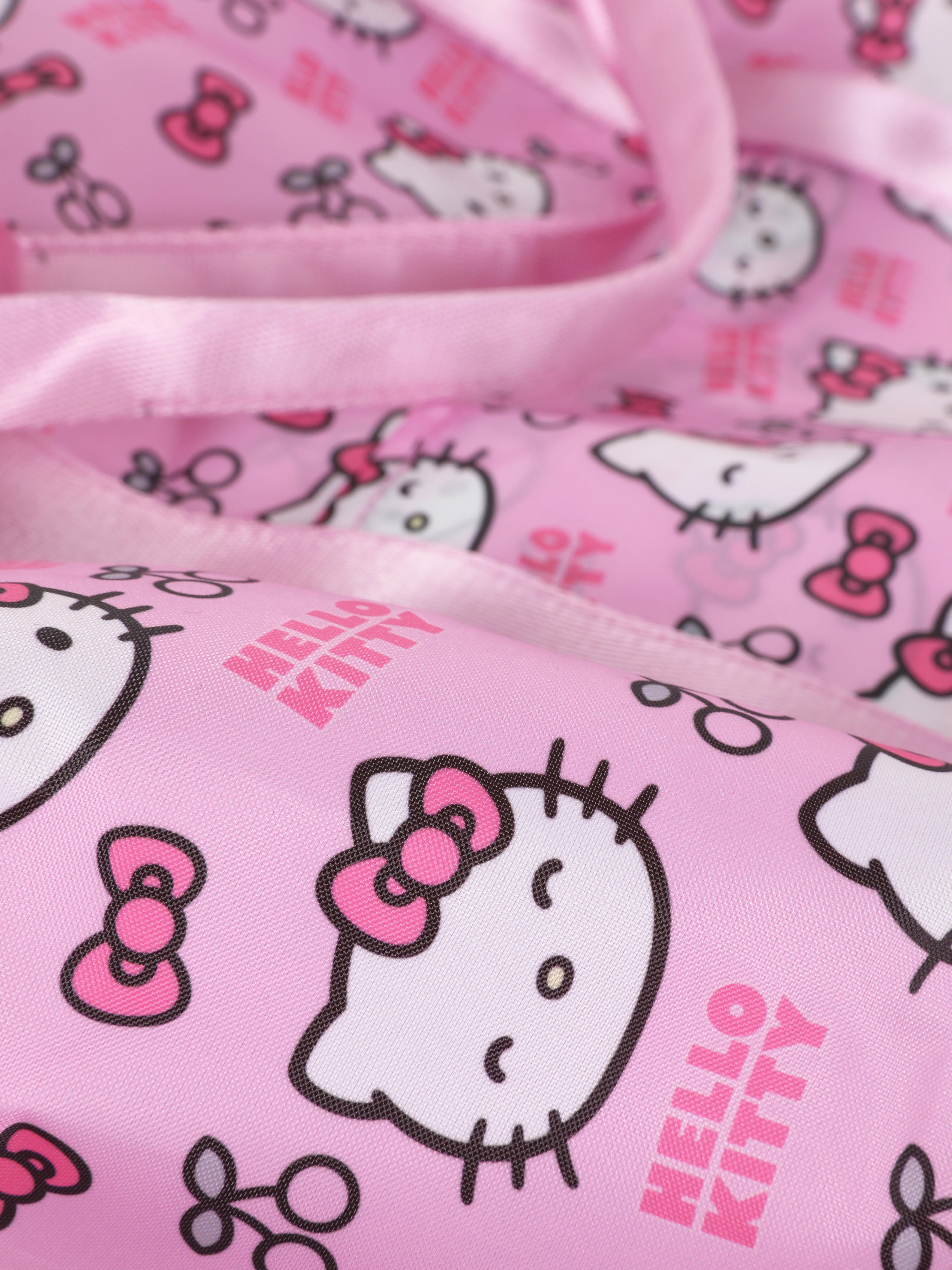 Geantă de călătorie pliabilă Hello Kitty Geanta noastră de călătorie pliabilă Hello Kitty cu bretele țesute este ideală pentru călătorii scurte