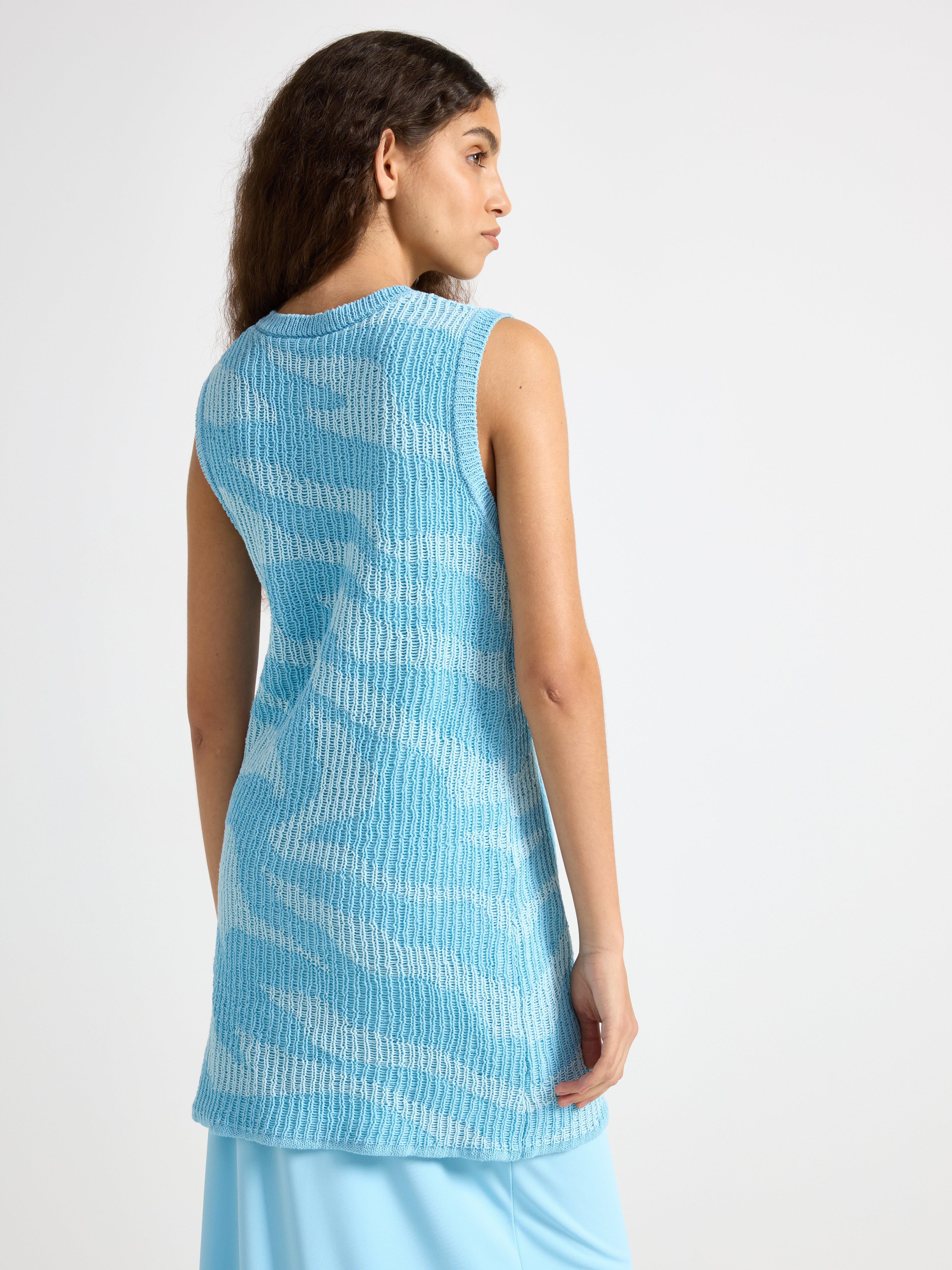 Vestido curto de tricô azul claro acinzentado