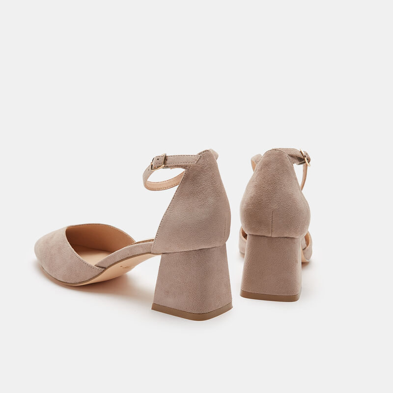 Pumps mit breitem Absatz und Riemen