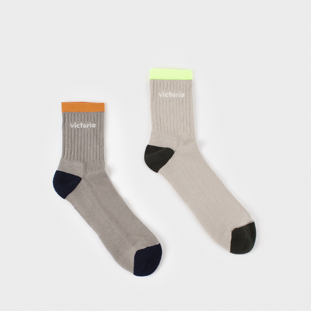 Chaussettes hautes en coton V. Things avec détails fluorescents