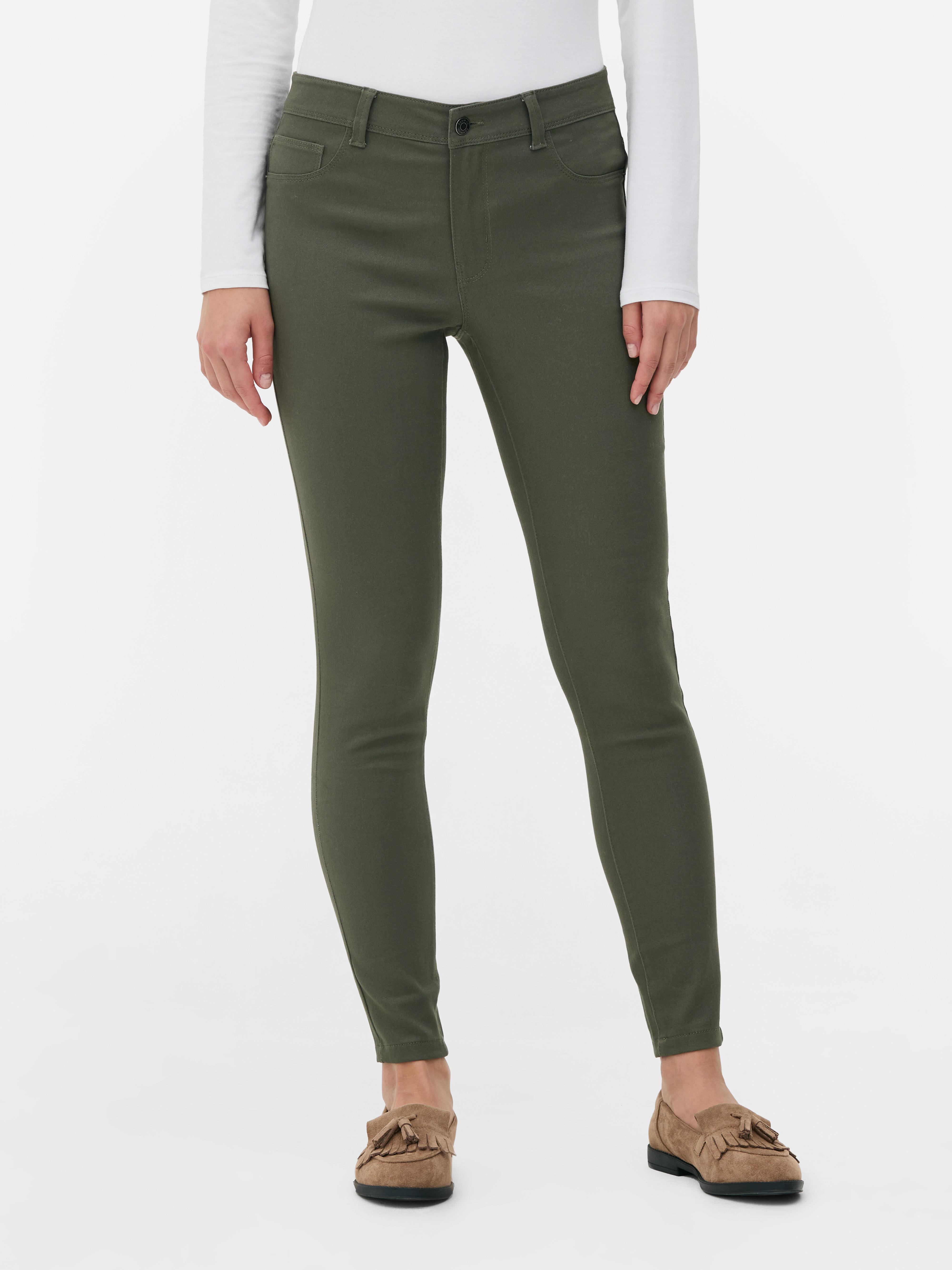 Blugi skinny simpli cu talie medie. Blugii sunt un must-have, iar noi adorăm acest stil mulat.