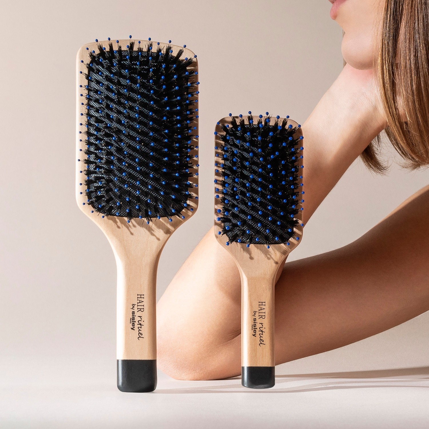 Sisley plosnate i lopataste četke The Pocket Brush - 80 g