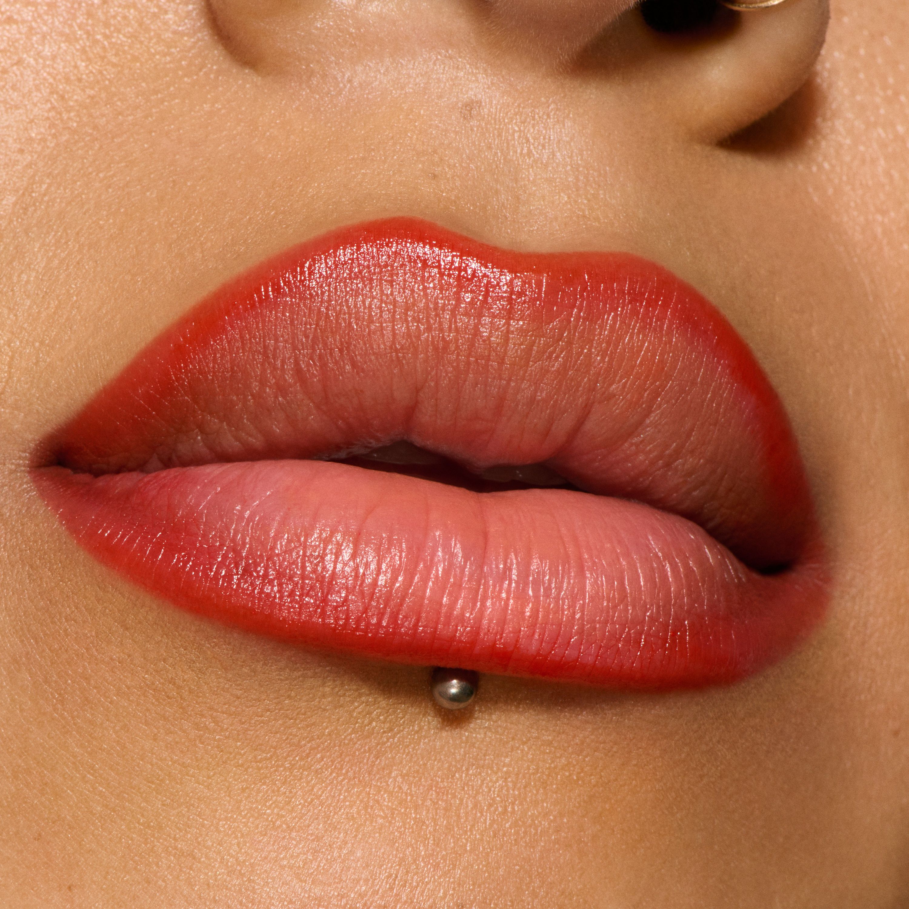 Lesklá kontúrovacia linka Lipglazer Luxusné kontúrovacie linky na pery