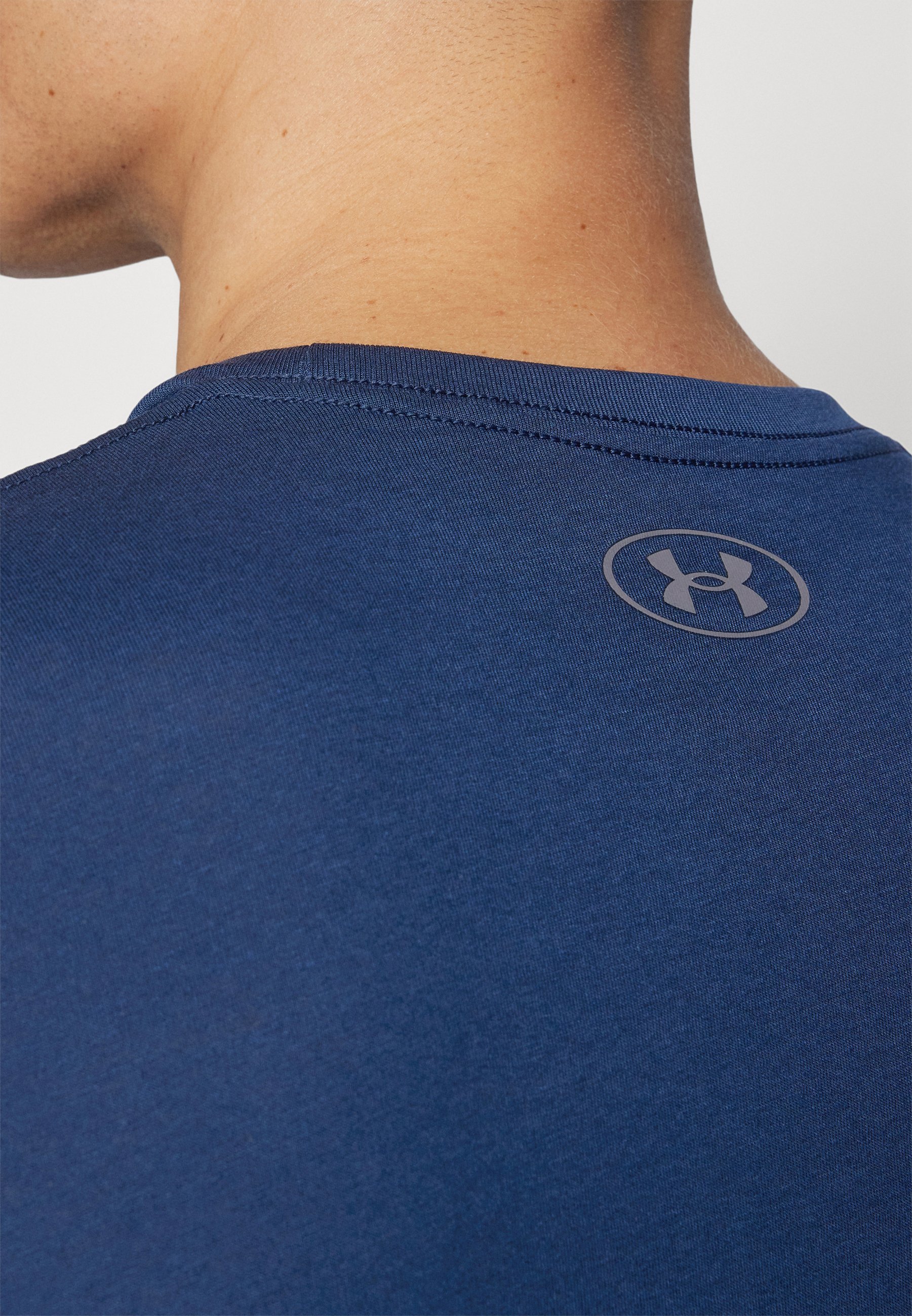 Under Armour logo op de linkerborst - T-shirt met print - academy/zwart