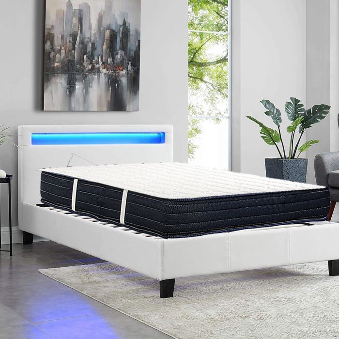 Materasso reversibile NORA, misura King Size, 180x200 cm, realizzato in memory foam altamente adattabile ed ergonomico.