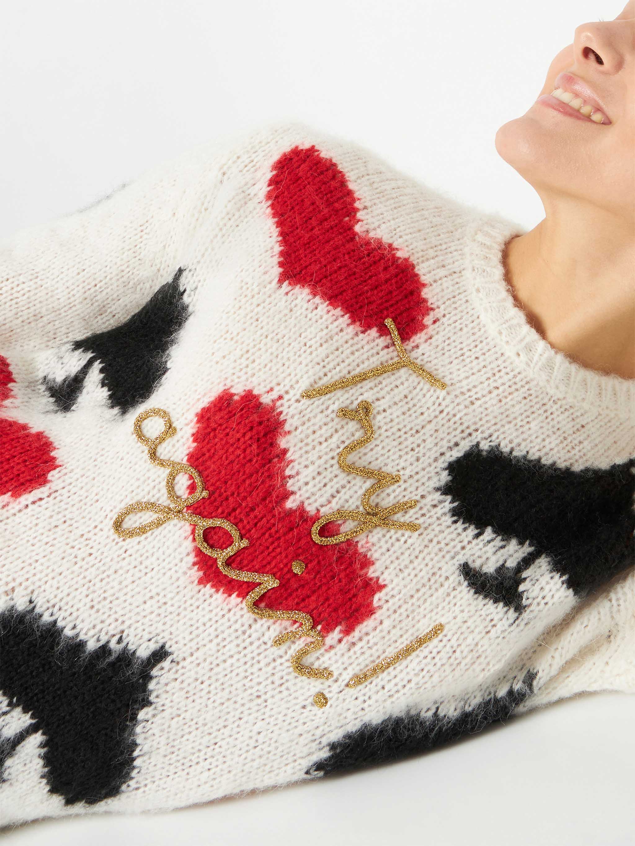 Damenpullover aus angerautem Material mit Pik- und Herzstickerei