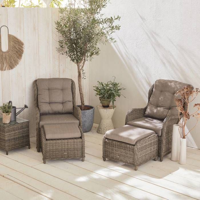 Set di 2 poltrone reclinabili in resina intrecciata arrotondata con poggiapiedi e tavolino - Grigio Barletta - Effetto rattan. Cuscini