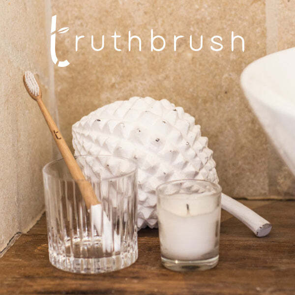 Spazzolino Truthbrush in bambù, morbido e bianco nuvola.