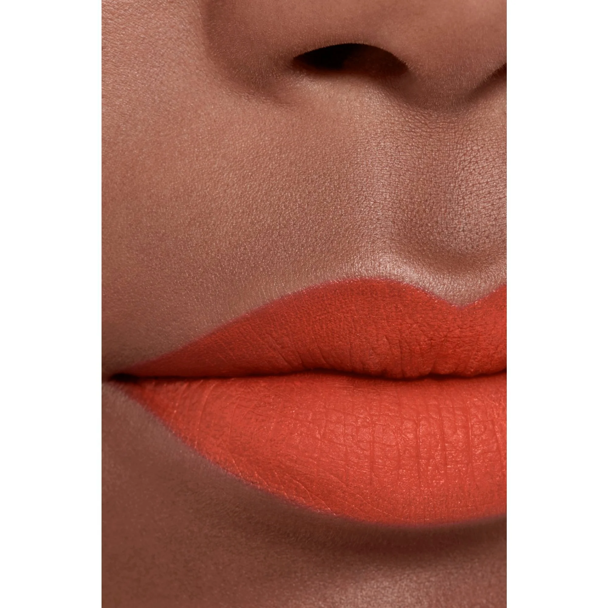 ROUGE ALLURE LIQUID VELVET - IL ROSSETTO FLUIDO OPACO INTENSO ULTRA-TENUTA