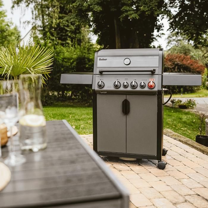 Churrasqueira a gás Hyde 4 – ENDERS BY FAVEX – TURBO ZONE™ 800°C – Queimador traseiro e lateral – SWITCH GRID™ – Serve até 14 pessoas