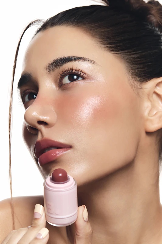Banila Co. Romantic Blush ir daudzfunkcionāls lūpu un vaigu grima līdzeklis, kas piešķir perfektu izskatu.