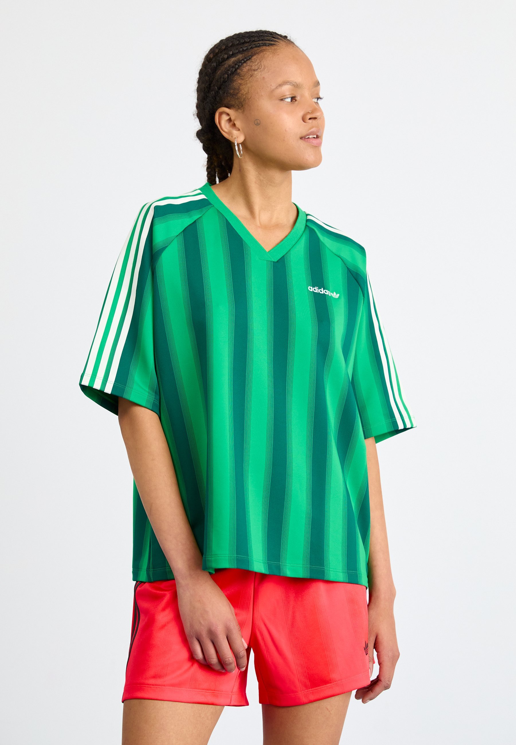 adidas Originals LINEAR TEE - Koszulka z nadrukiem - zielona