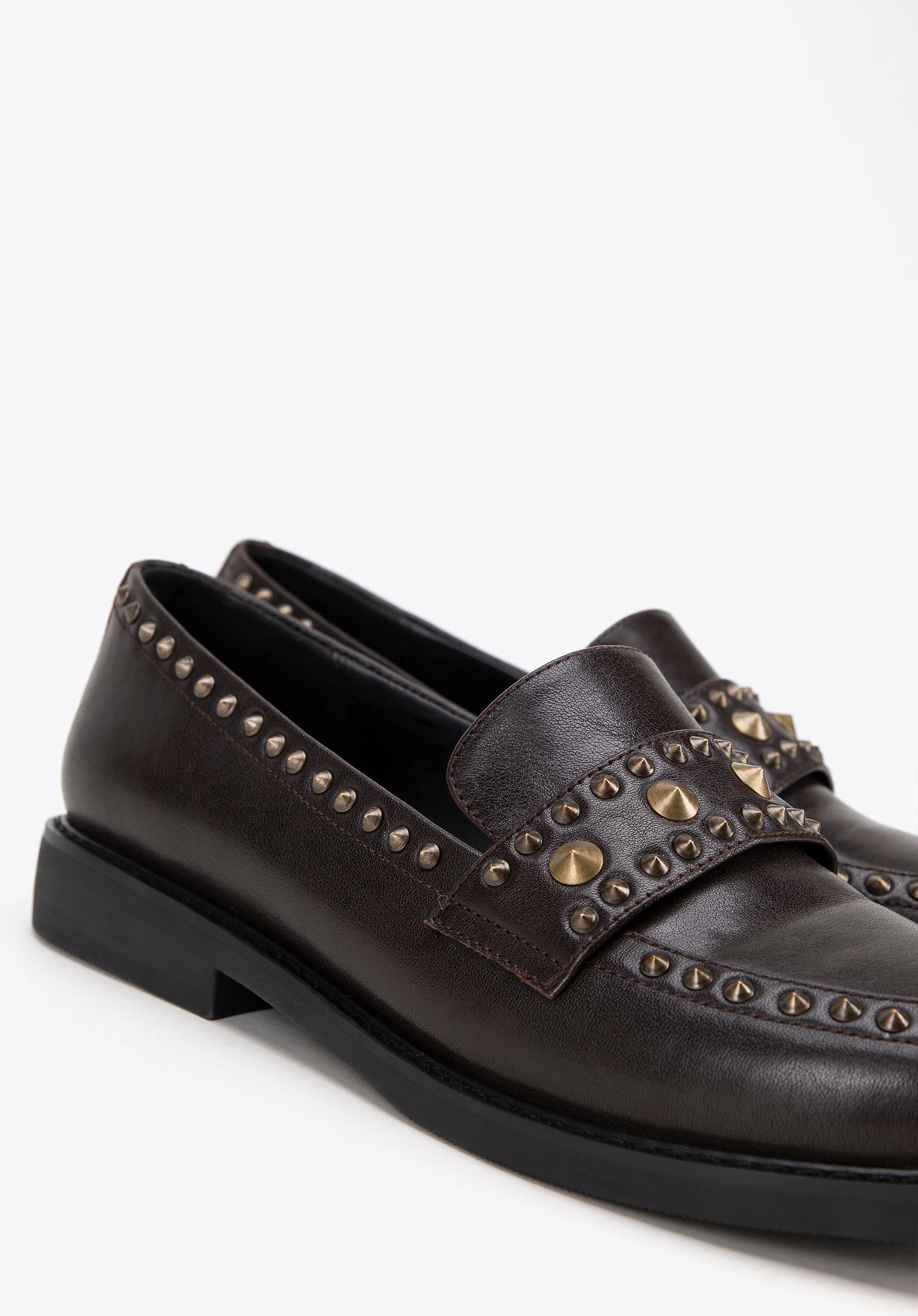 Damskie loafersy skórzane z ozdobnymi nitami brązowe
