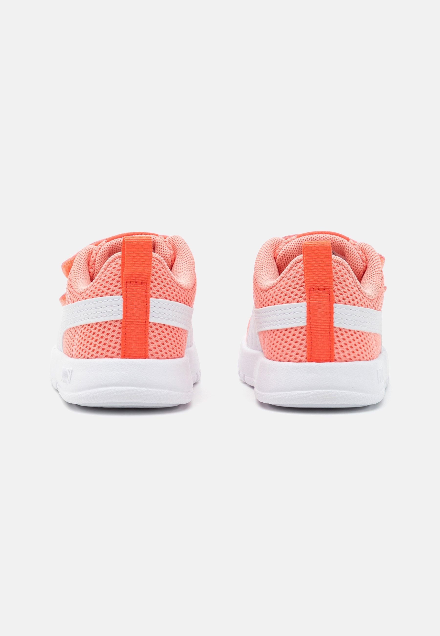 Puma COURTFLEX V3 UNISEX - Hardloopschoenen voor op de weg - fruit/wit/perzik frost