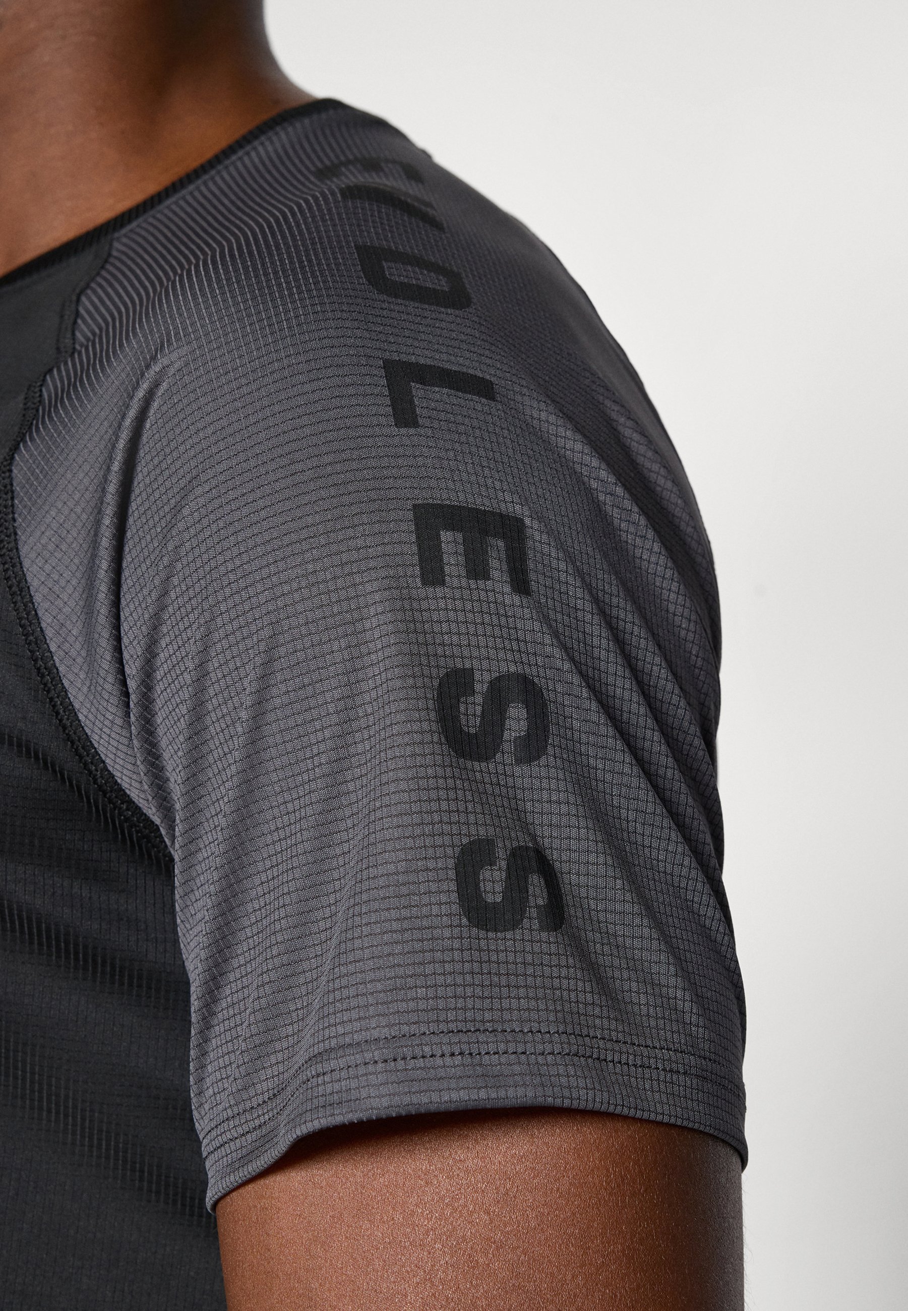 Endless CAMISETA FEISTY ICONIC - T-shirt sportiva - nero titanio