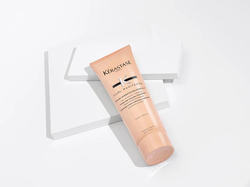 Kérastase Curl Manifesto Fondant Hydration Essentielle é um condicionador hidratante e nutritivo para cabelos cacheados e ondulados.