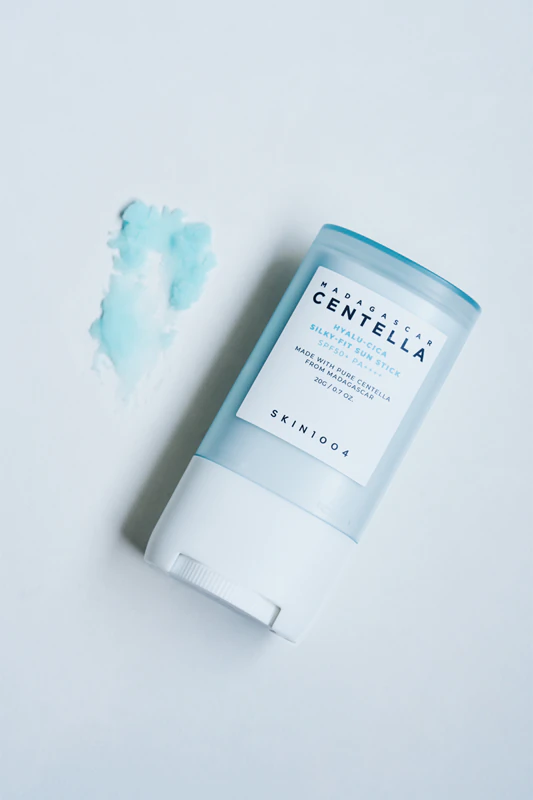SKIN1004 Madagaskar Centella Hyalu-Cica Silky-Fit Sun Stick ochranná a hydratační tyčinka SPF 50+