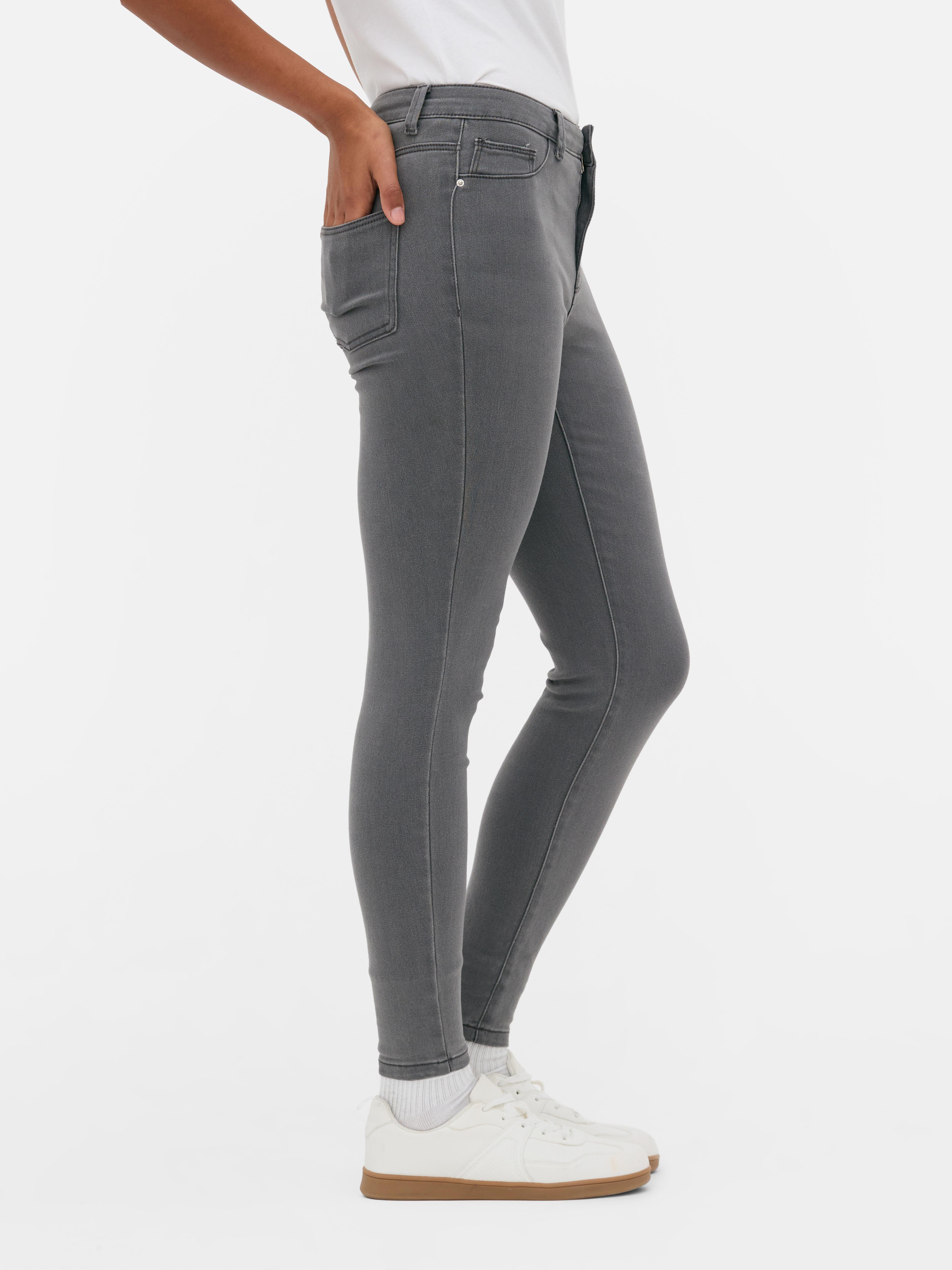 Blugi skinny simpli cu talie medie. Blugii sunt un must-have, iar noi adorăm acest stil mulat.