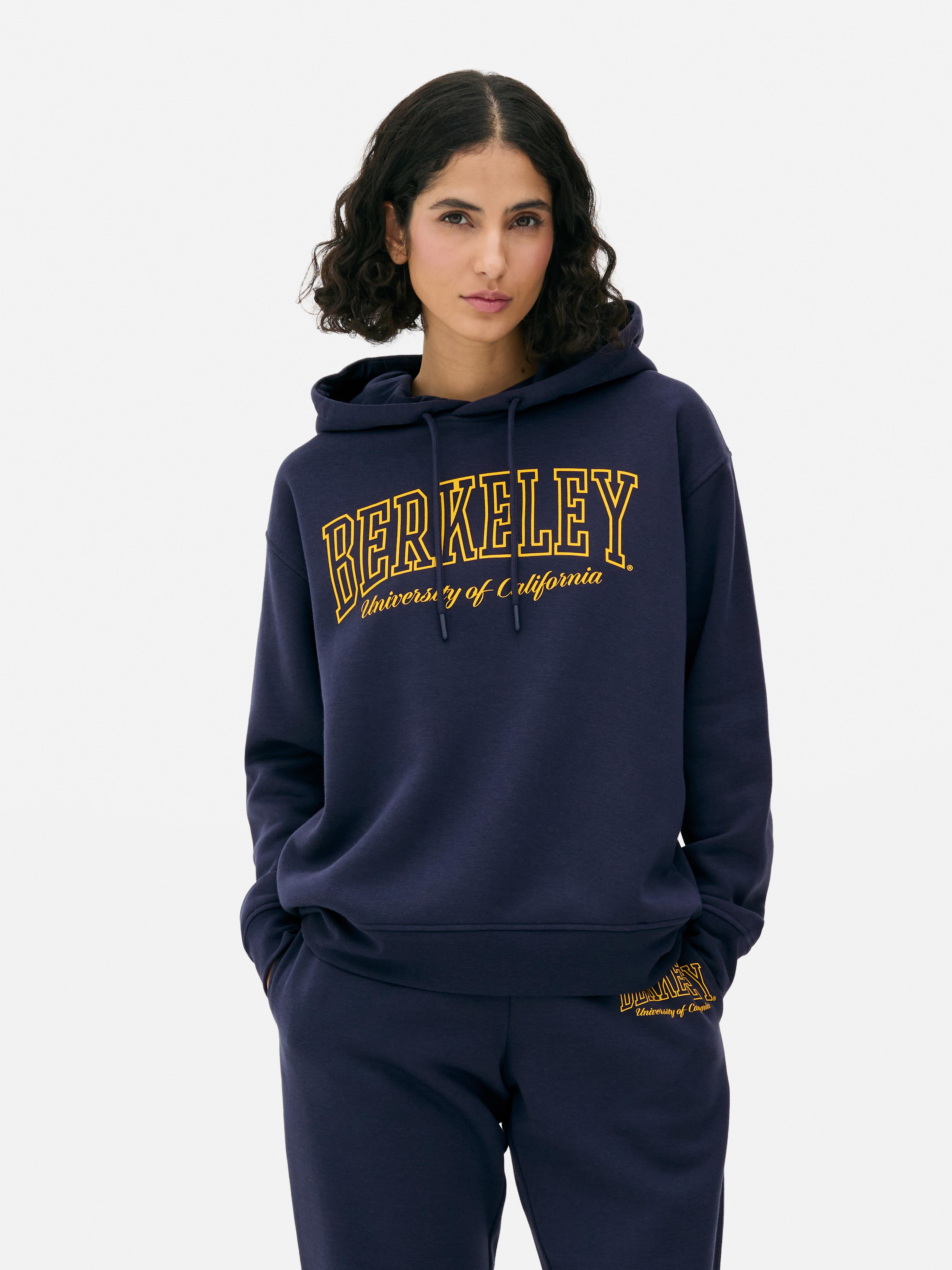 Hanorac asortat cu model Berkeley. Acest hanorac are glugă, mâneci lungi și imprimeu cu logo.