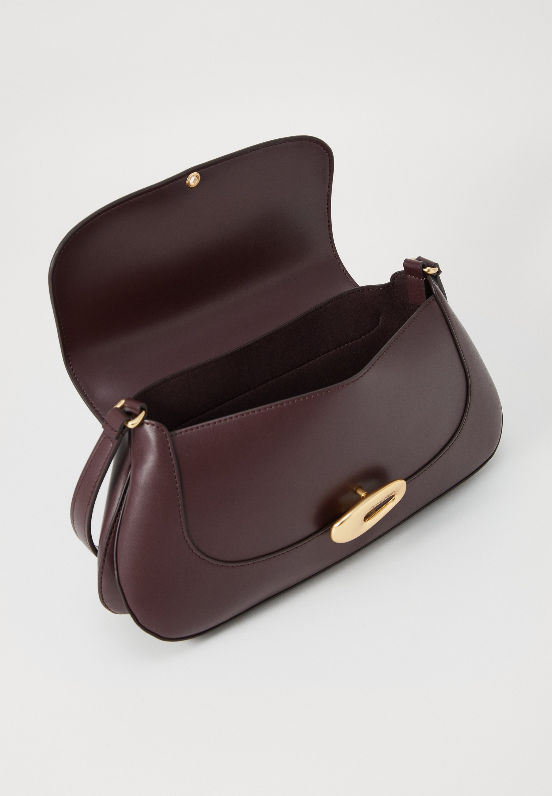 Calvin Klein GEGRAVEERDE - Handtas - fudge