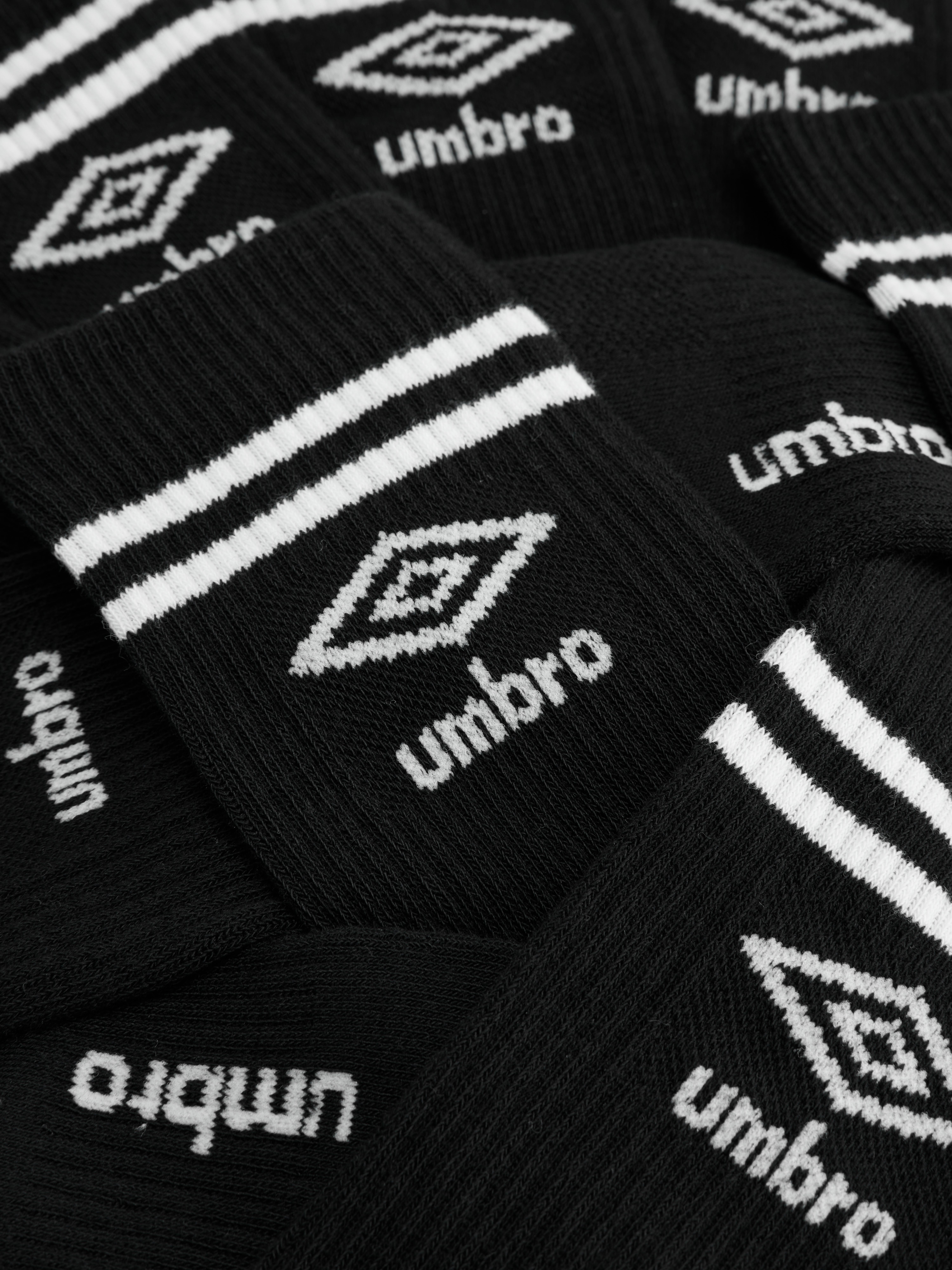 Umbro-sukkahousut, 5 paria. Valitse sporttinen tyyli näillä Umbron sukkilla, jotka ulottuvat pohjeen puoliväliin.