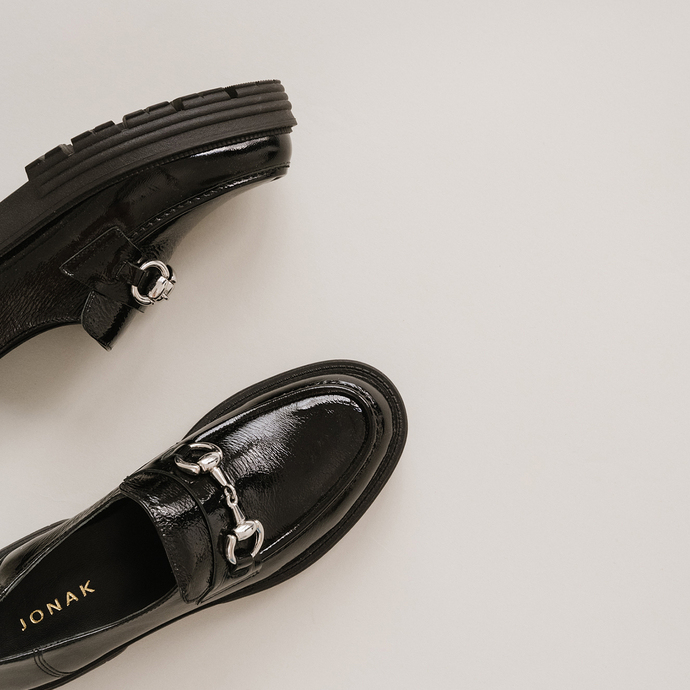 Mocassins à mors et semelles crantées  en vernis plissé noir