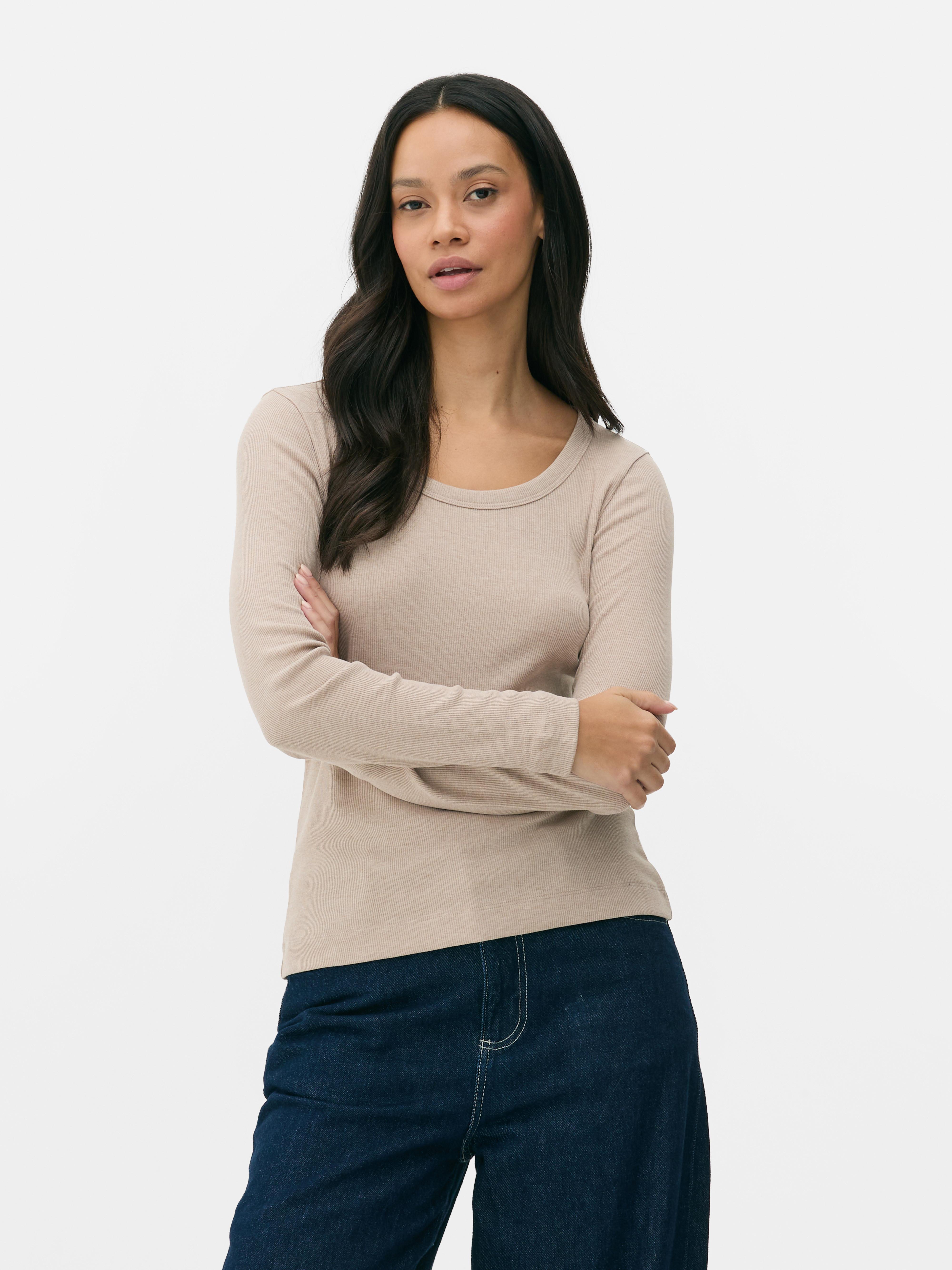 Top cu mânecă lungă și decolteu în U. Acest tricou clasic casual cu mânecă lungă poate fi purtat ca un strat sau individual.