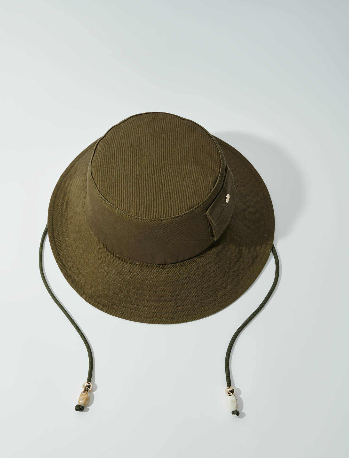 Bobmuts met trekkoord en kralen - Khaki