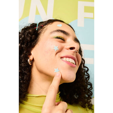 Parches adhesivos Iroha Nature Fun para el acné, ideales para pieles con tendencia al acné, control de imperfecciones con ácido salicílico. 1 unidad.