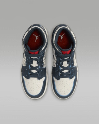 Air Jordan 1 Mid SE Older Kids' Shoes