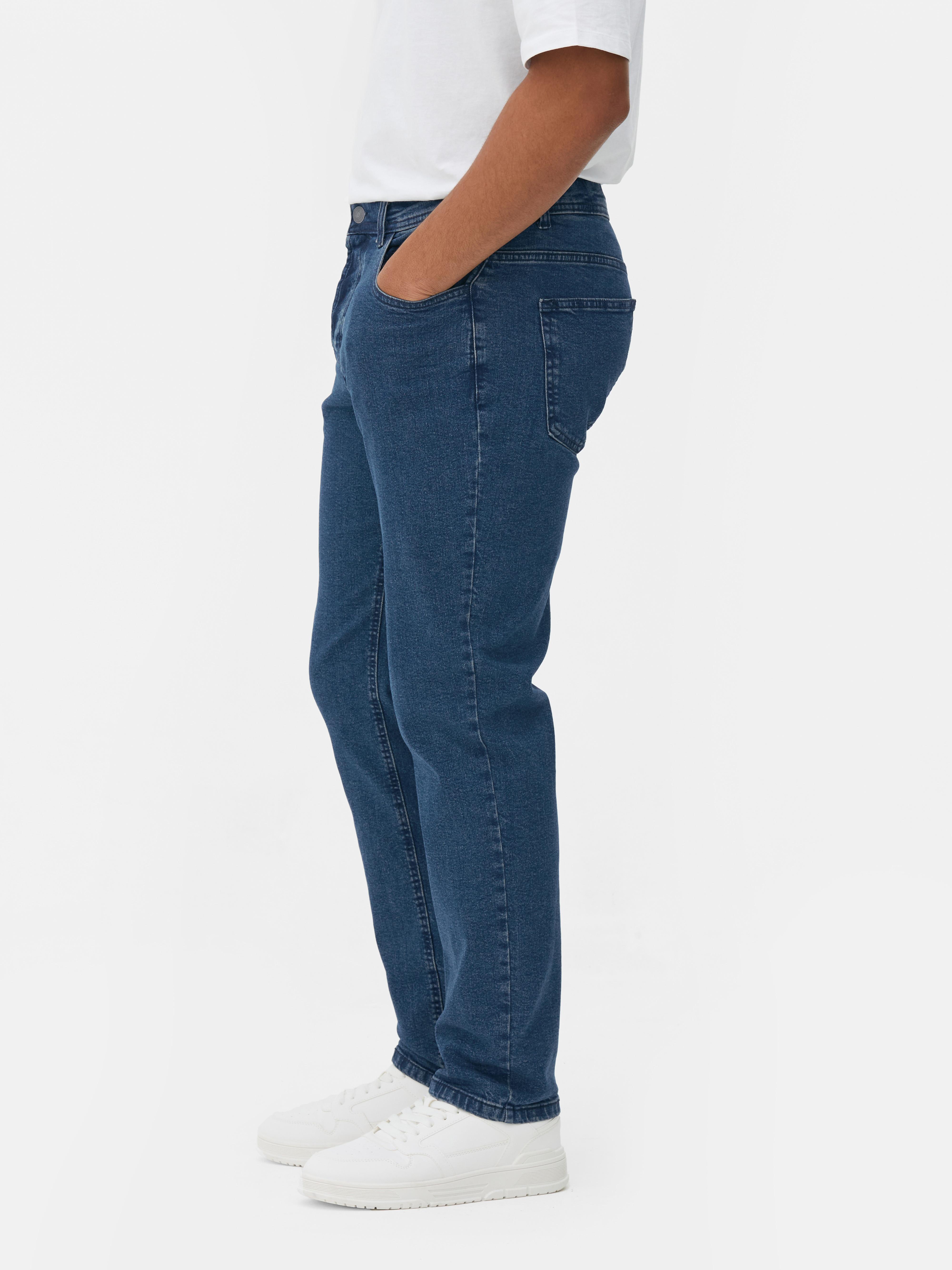Gerade geschnittene Stretch-Jeans mit verdecktem Reißverschluss und fünf Taschen.