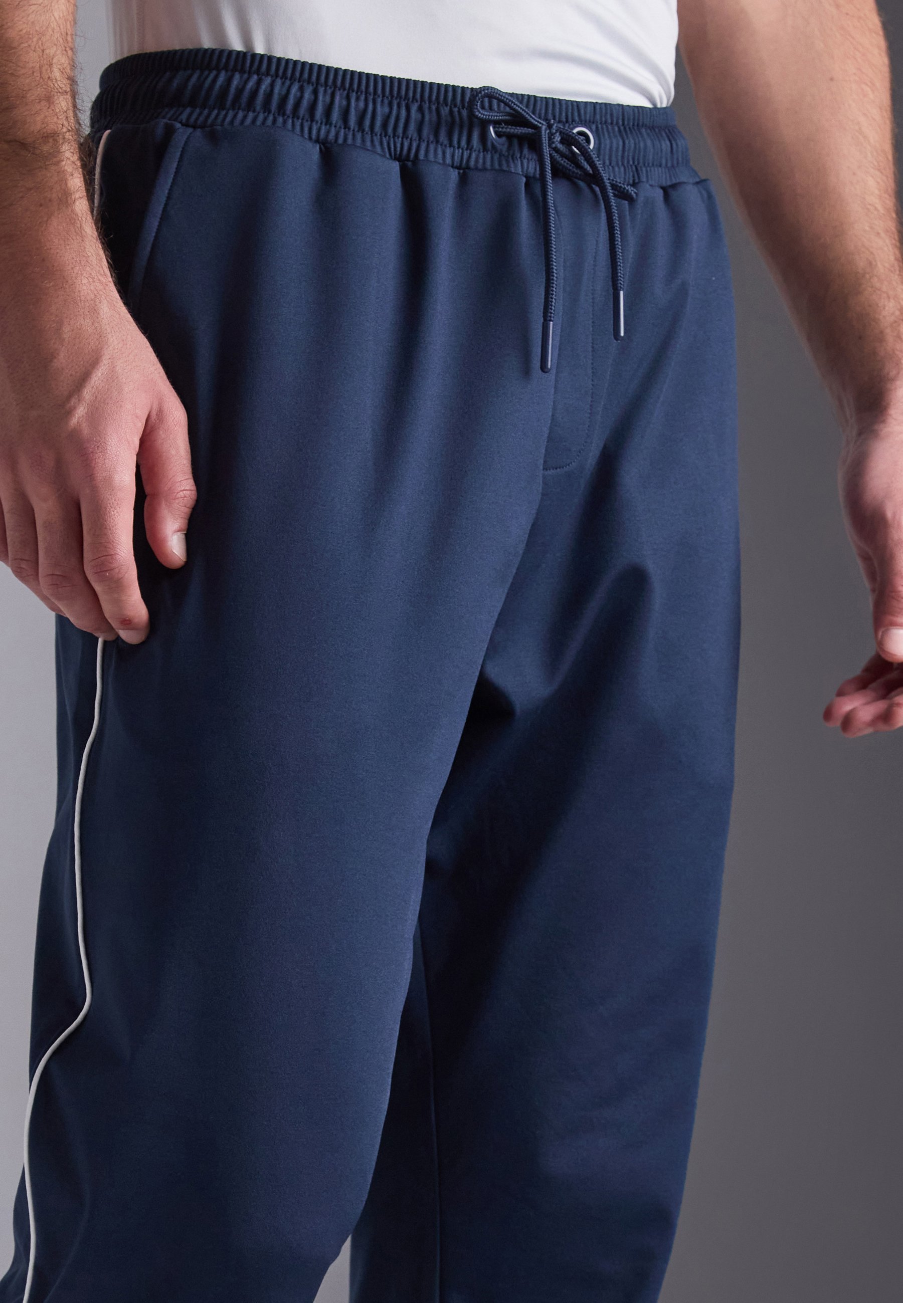 Pier One Sport Trainingsanzug mit Kordelzug in regulärer Passform – Trainingshose – dunkelblau