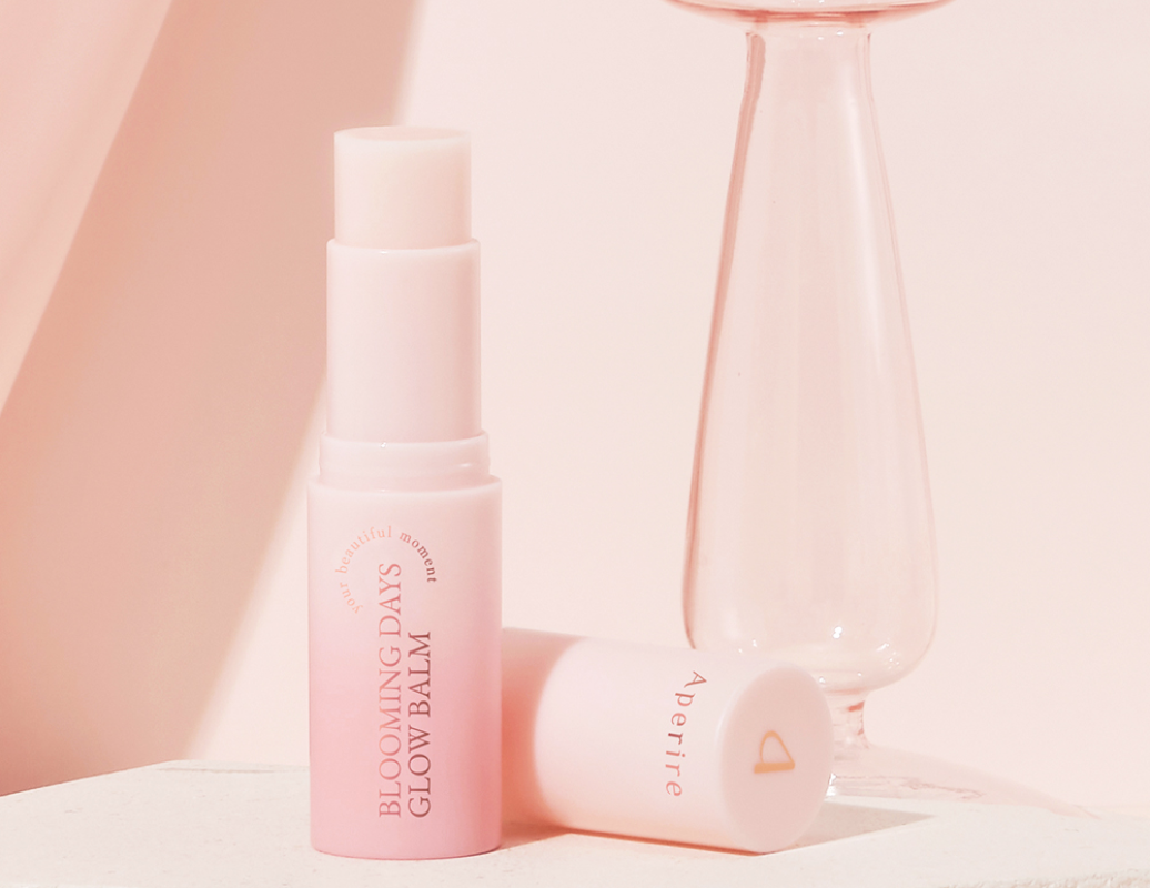 Probieren Sie den Blooming Days Glow Balm
