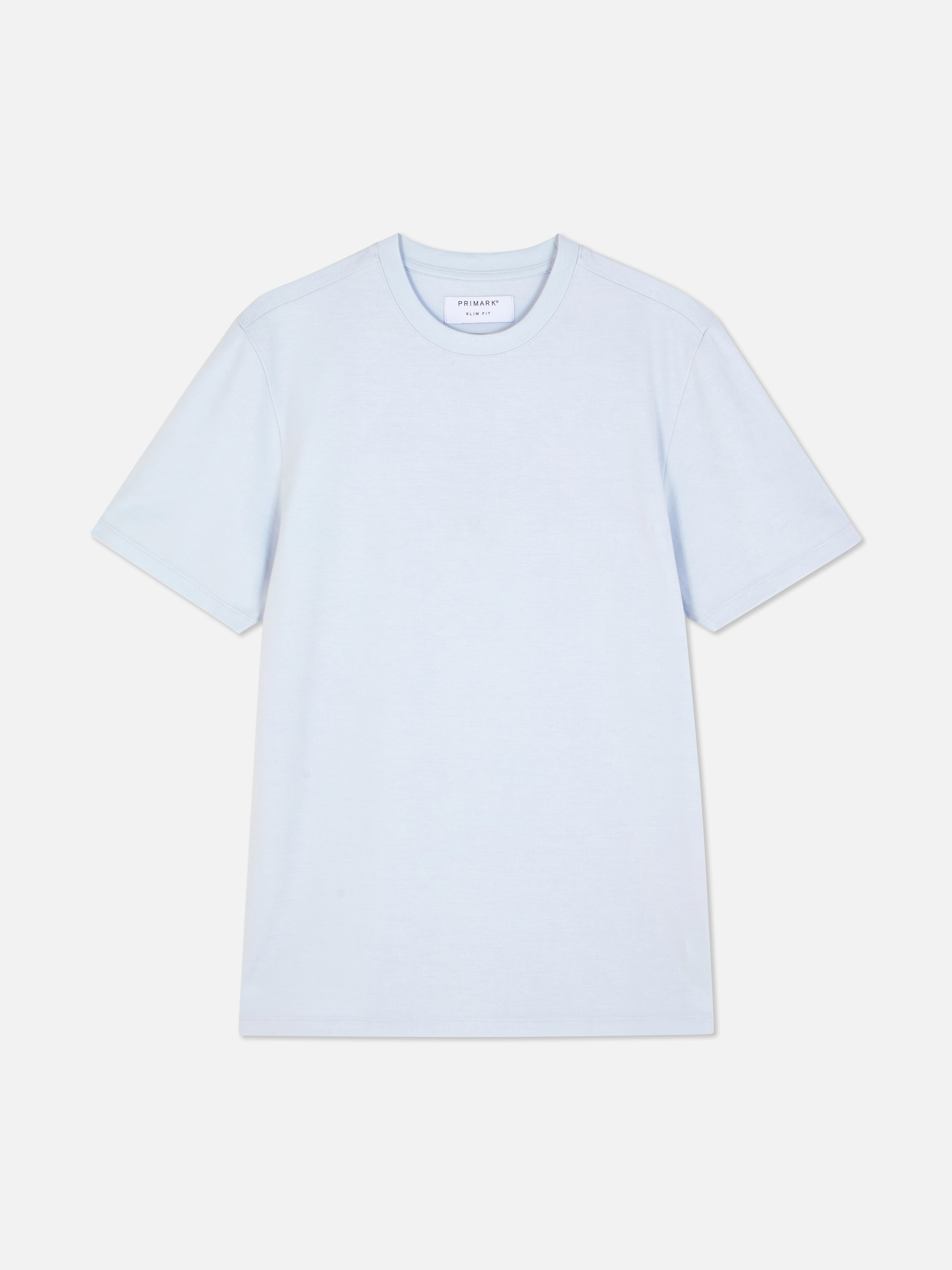Schmal geschnittenes T-Shirt, hauptsächlich aus Baumwolle. Dieses T-Shirt hat eine figurbetonte Passform, einen Rundhalsausschnitt und kurze Ärmel.