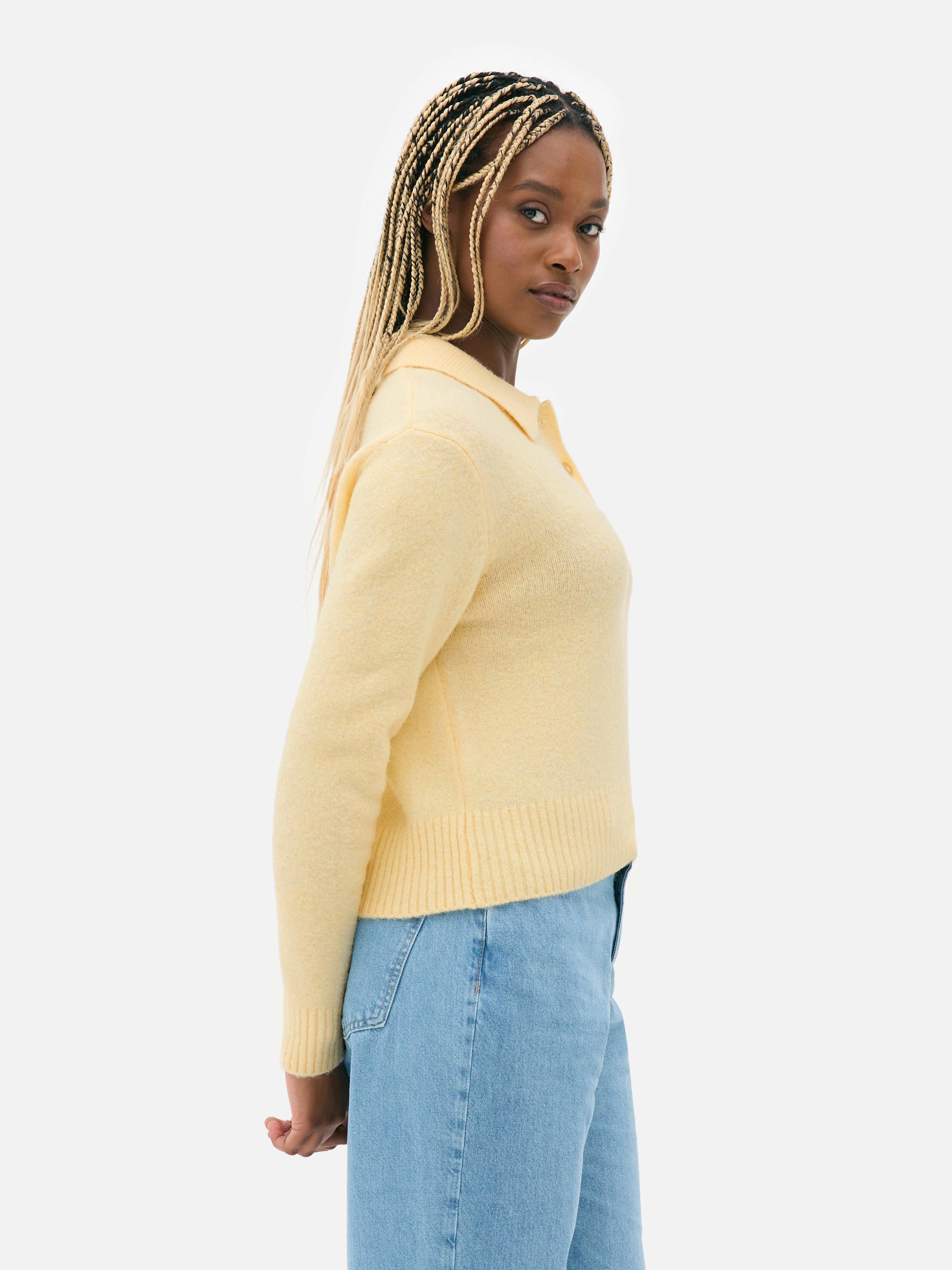 Genser med polokrage En myk genser med polokrage og knappestolpe for et komfortabelt, preppy utseende