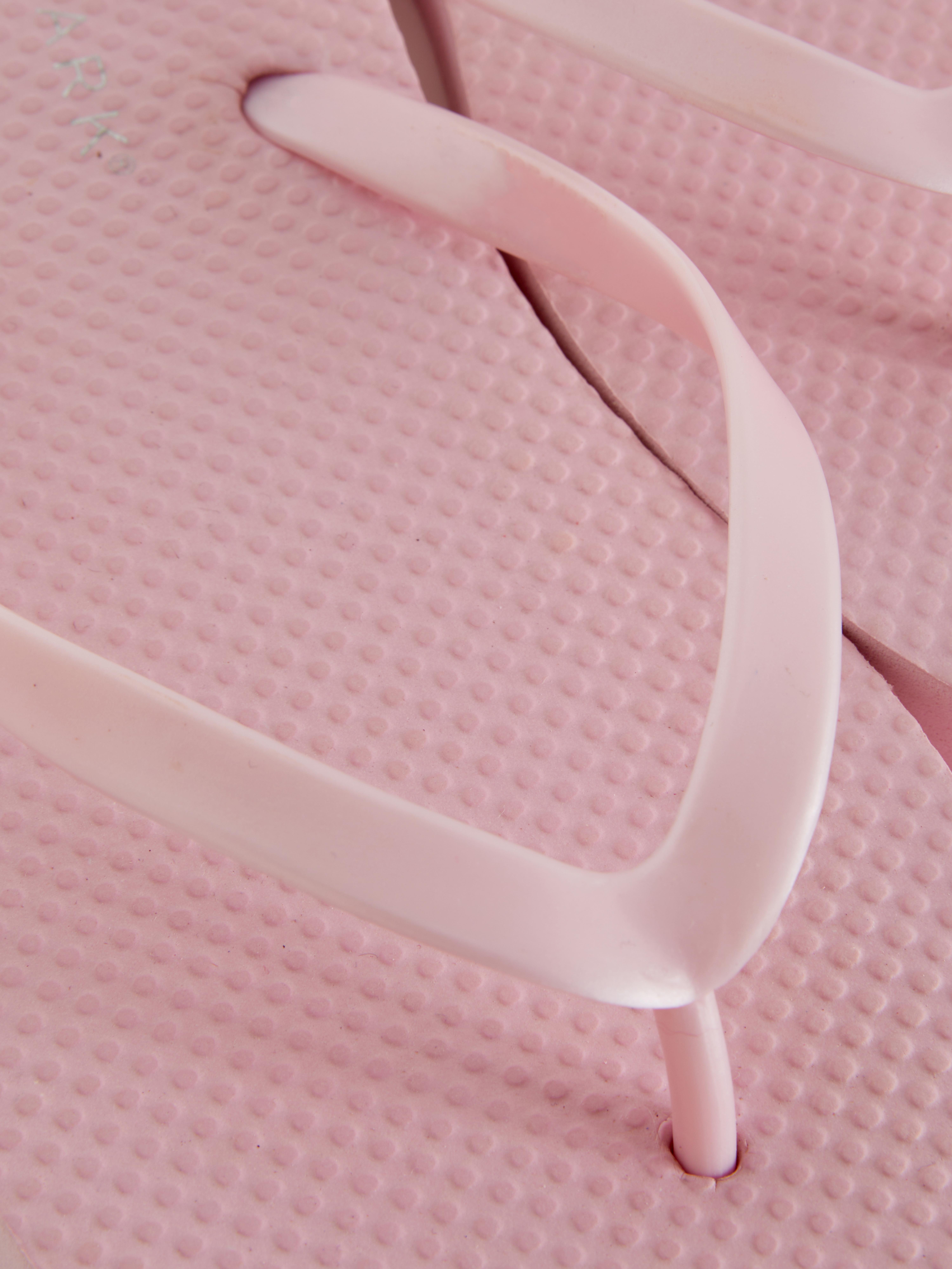 Flip-flops clasici O pereche de flip-flops simpli cu barete înguste și talpă plată