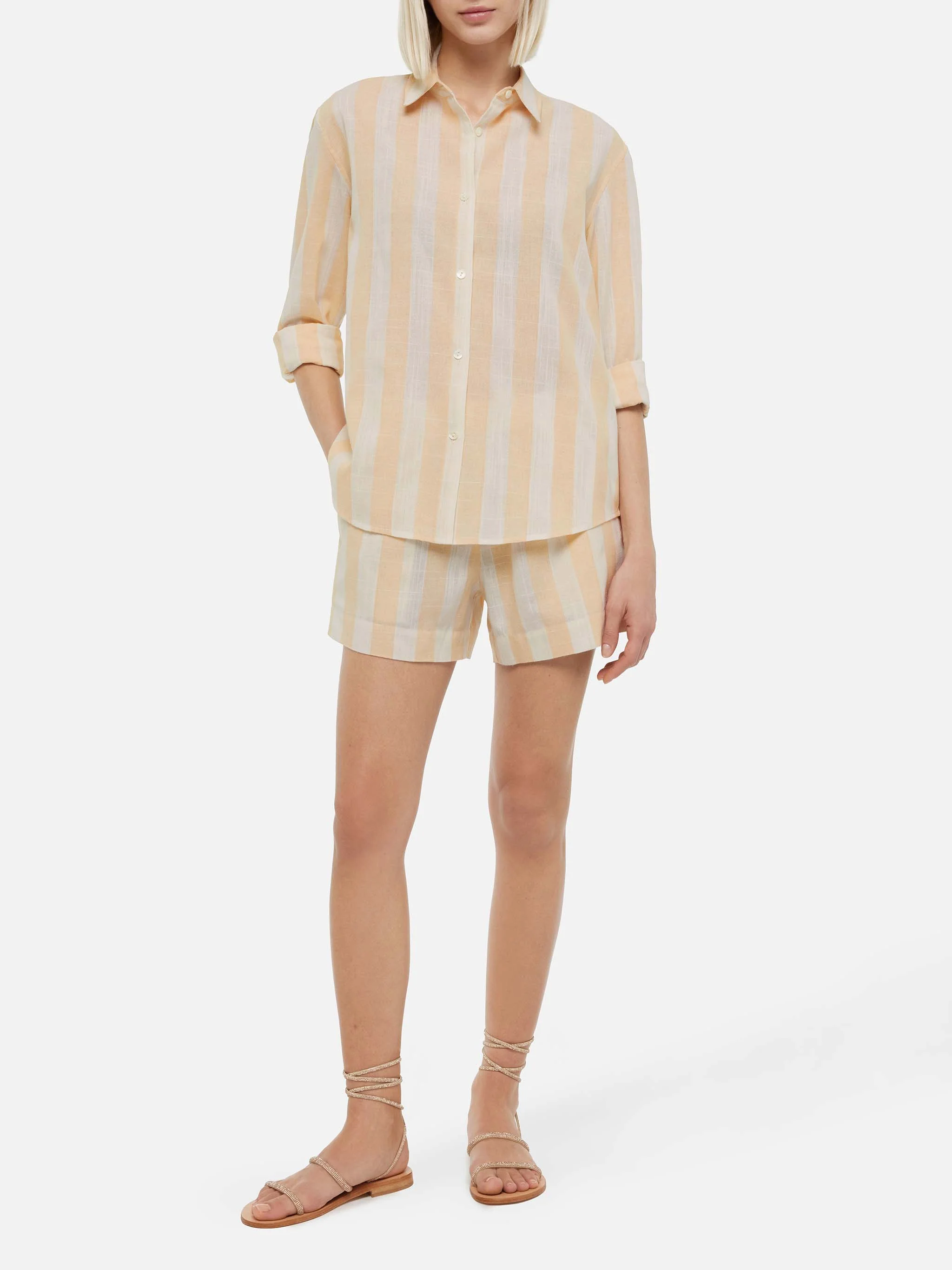 Klassieke Meredith linnen blouse met beige streepmotief.