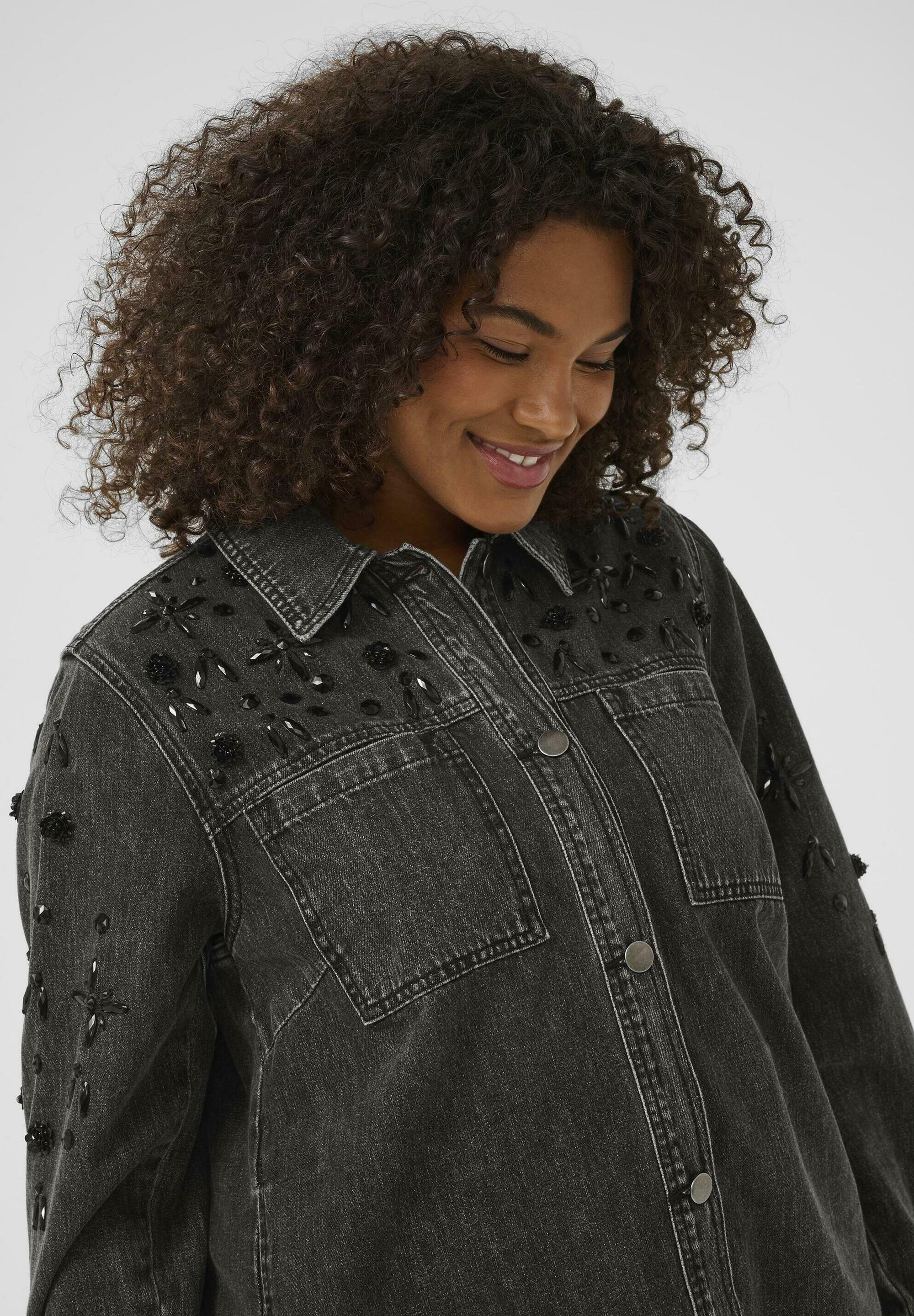 Kaffe Curve JAIDA – Jeansjacke – Dunkelgrauer, gewaschener Denim