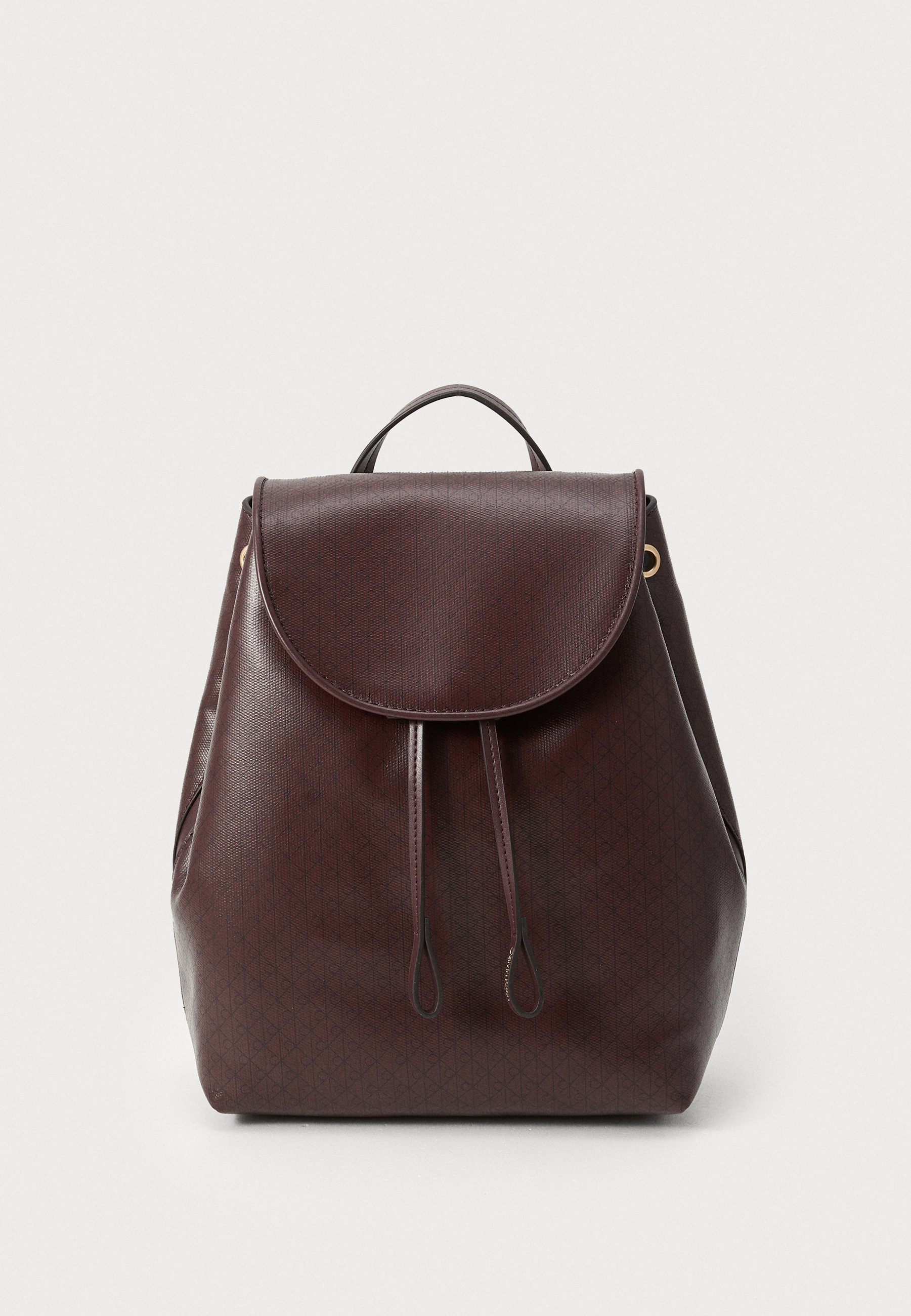 Sac à dos Calvin Klein à rabat et emblème - couleur fudge