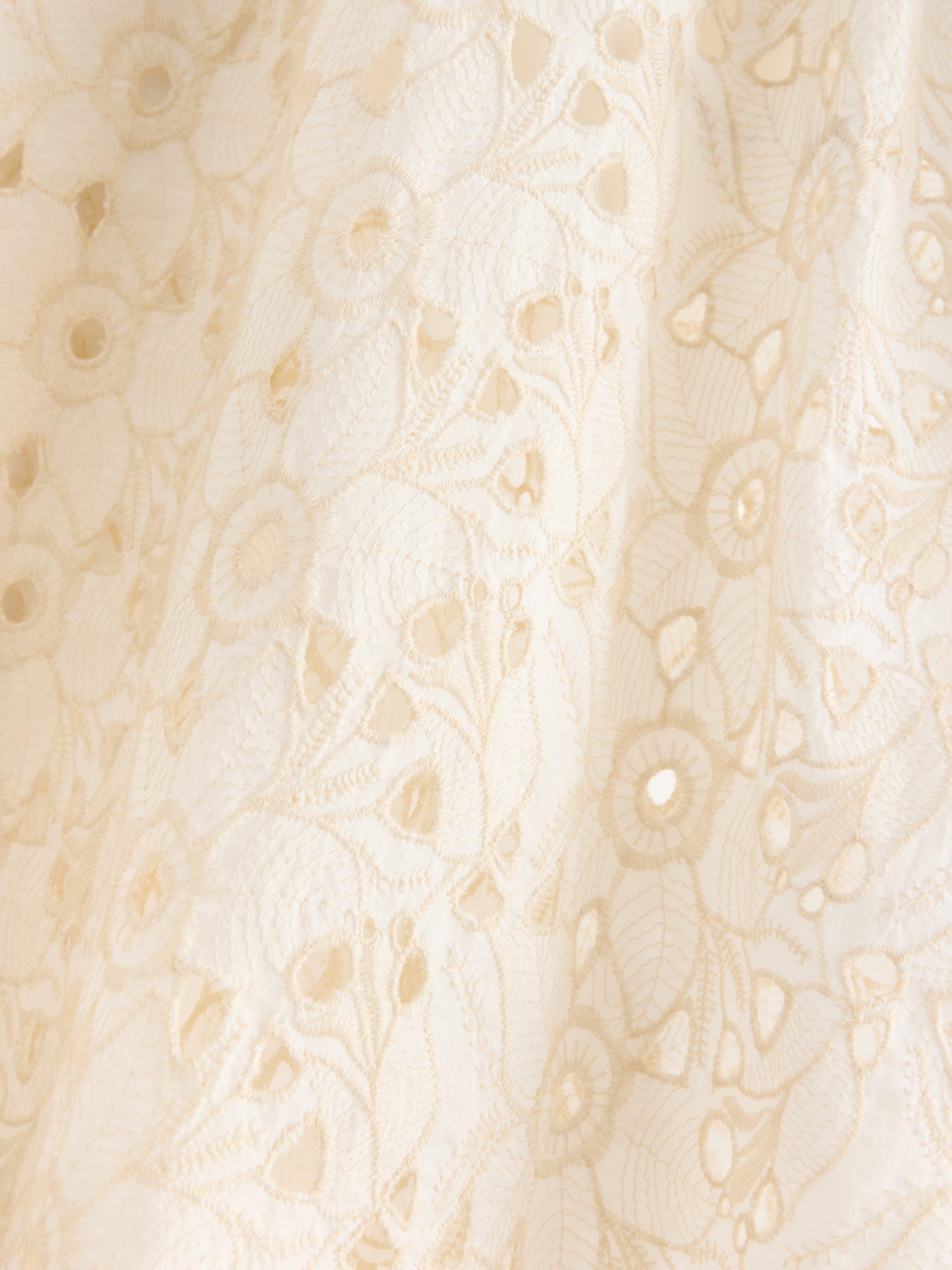 Vestido longo com bordado inglês branco claro