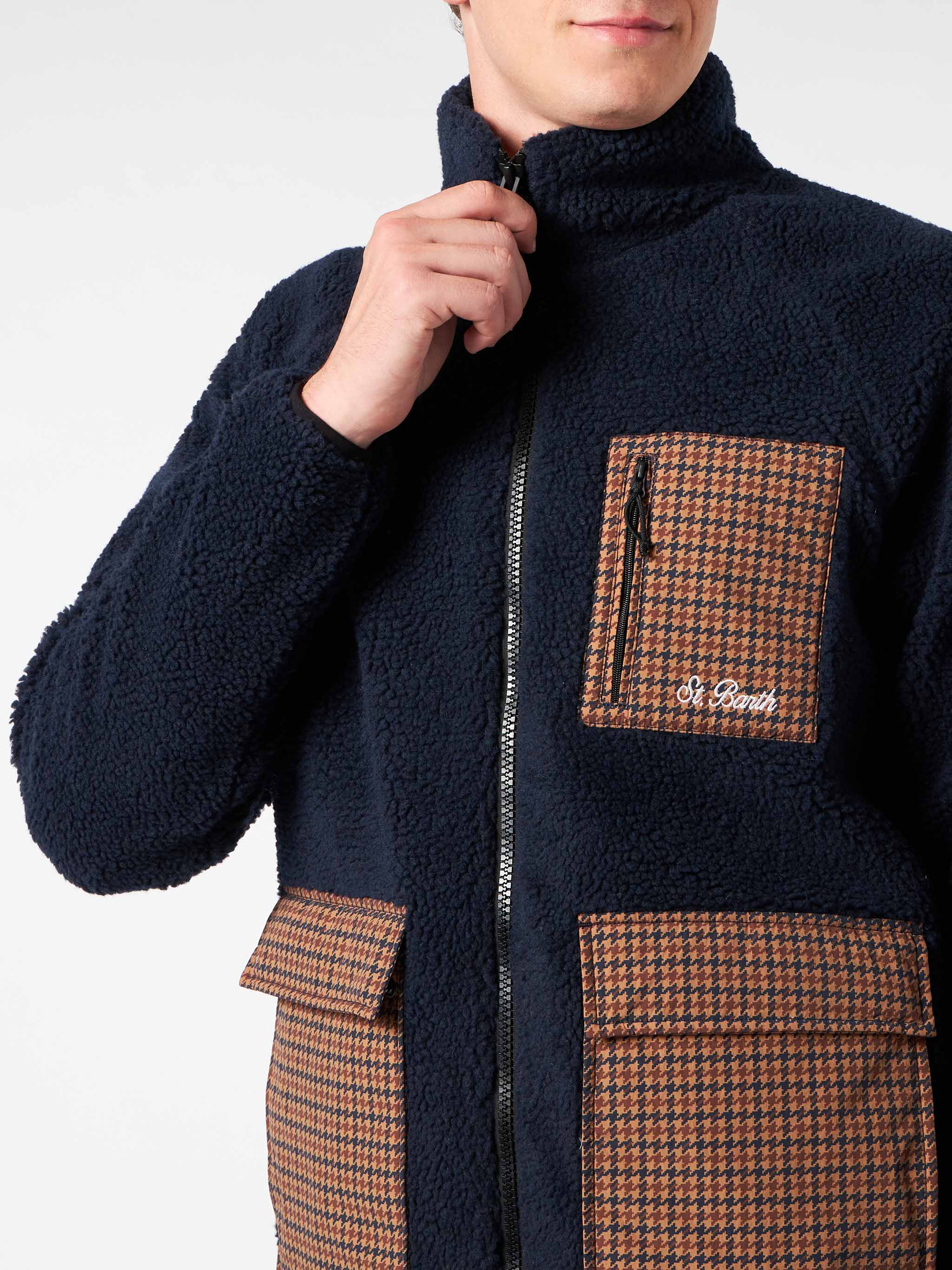 Blaue Sherpa-Jacke für Herren mit aufgesetzten Taschen und Karomuster