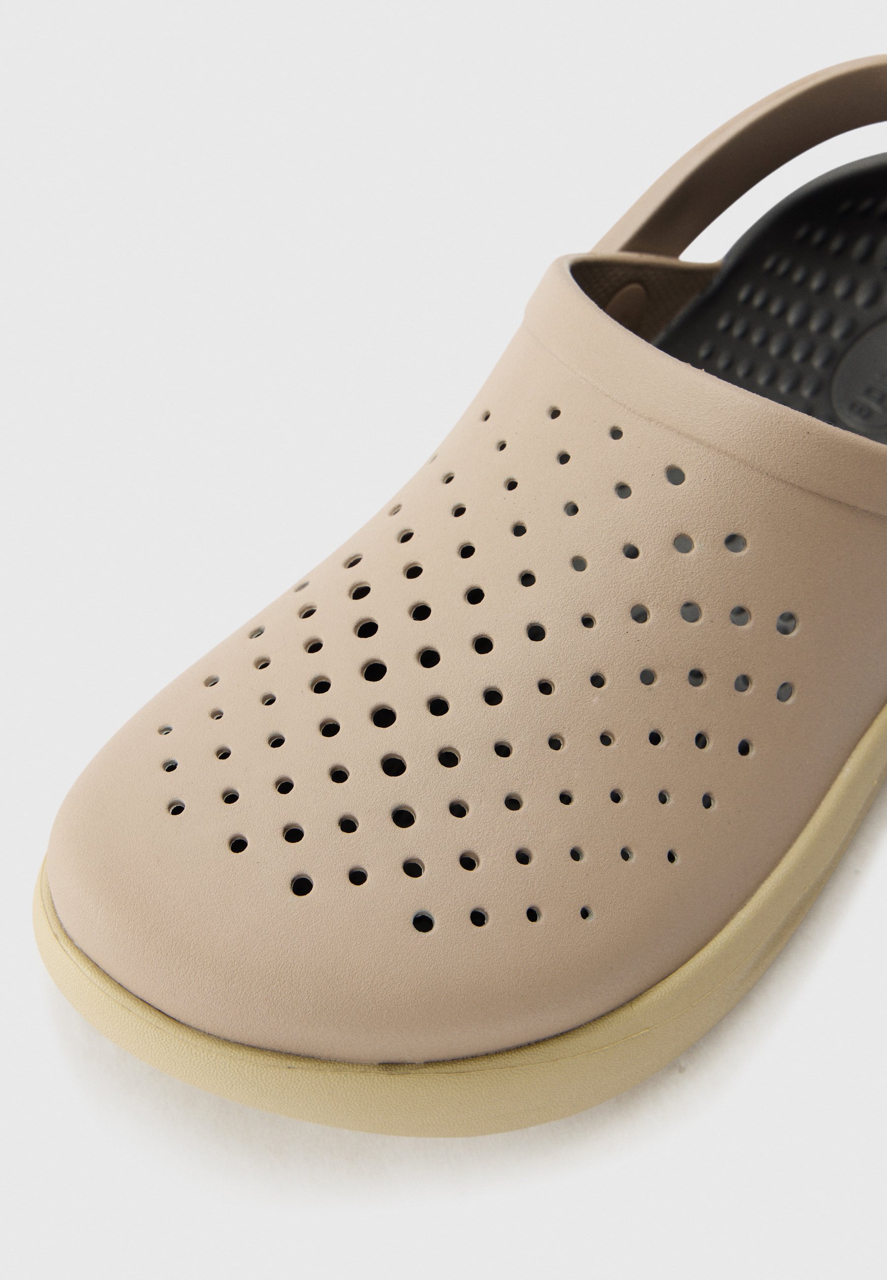 Crocs INMOTION UNISEX - Badslippers - taupe