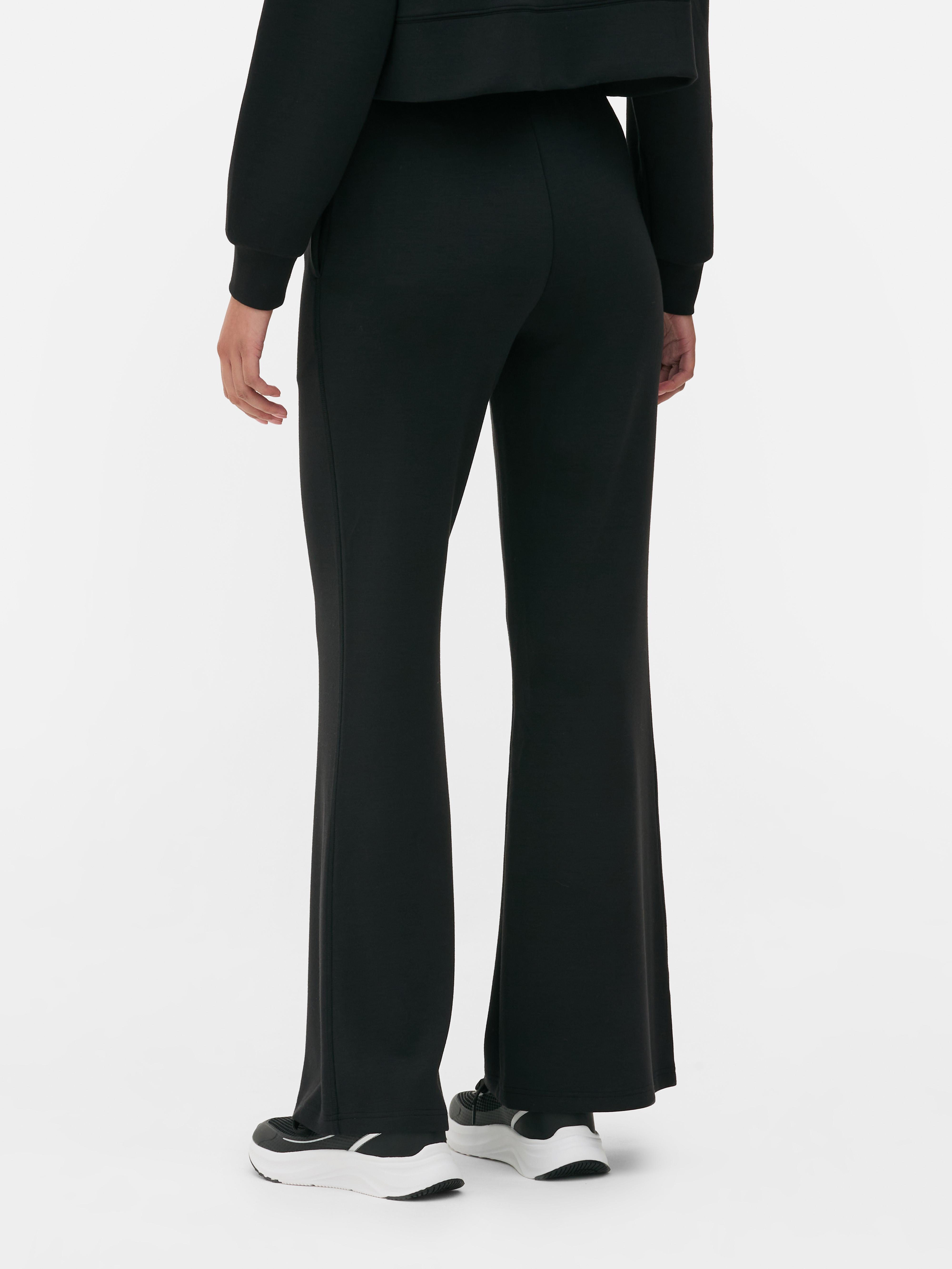 Pantaloni de trening moi, cu croială largă, cu talie reglabilă și închidere tip șnur
