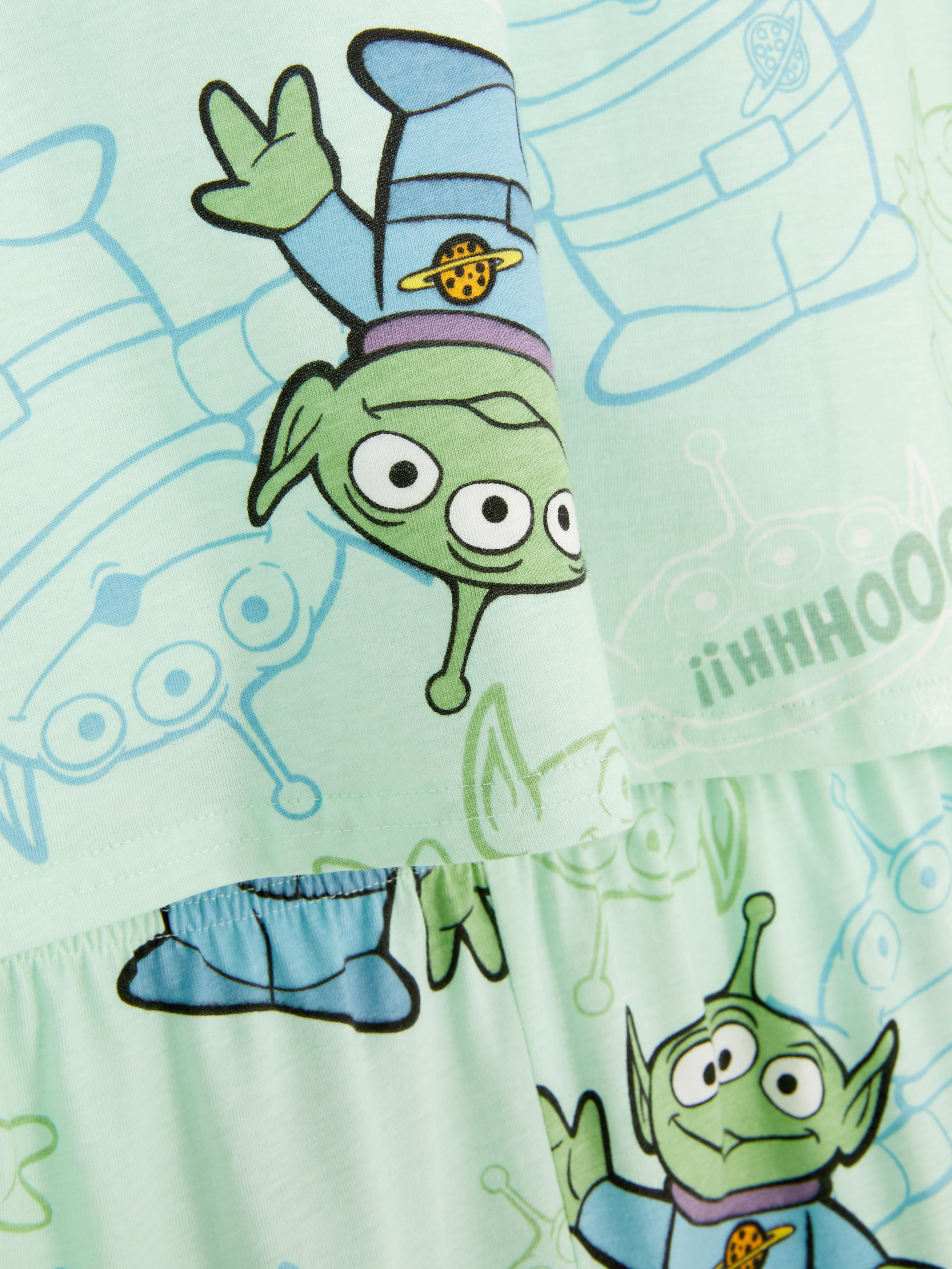 Pyjamas mit Disney-Motiven. Es ist Zeit, sich in unseren bezaubernden Disney-Pyjamas zu entspannen.