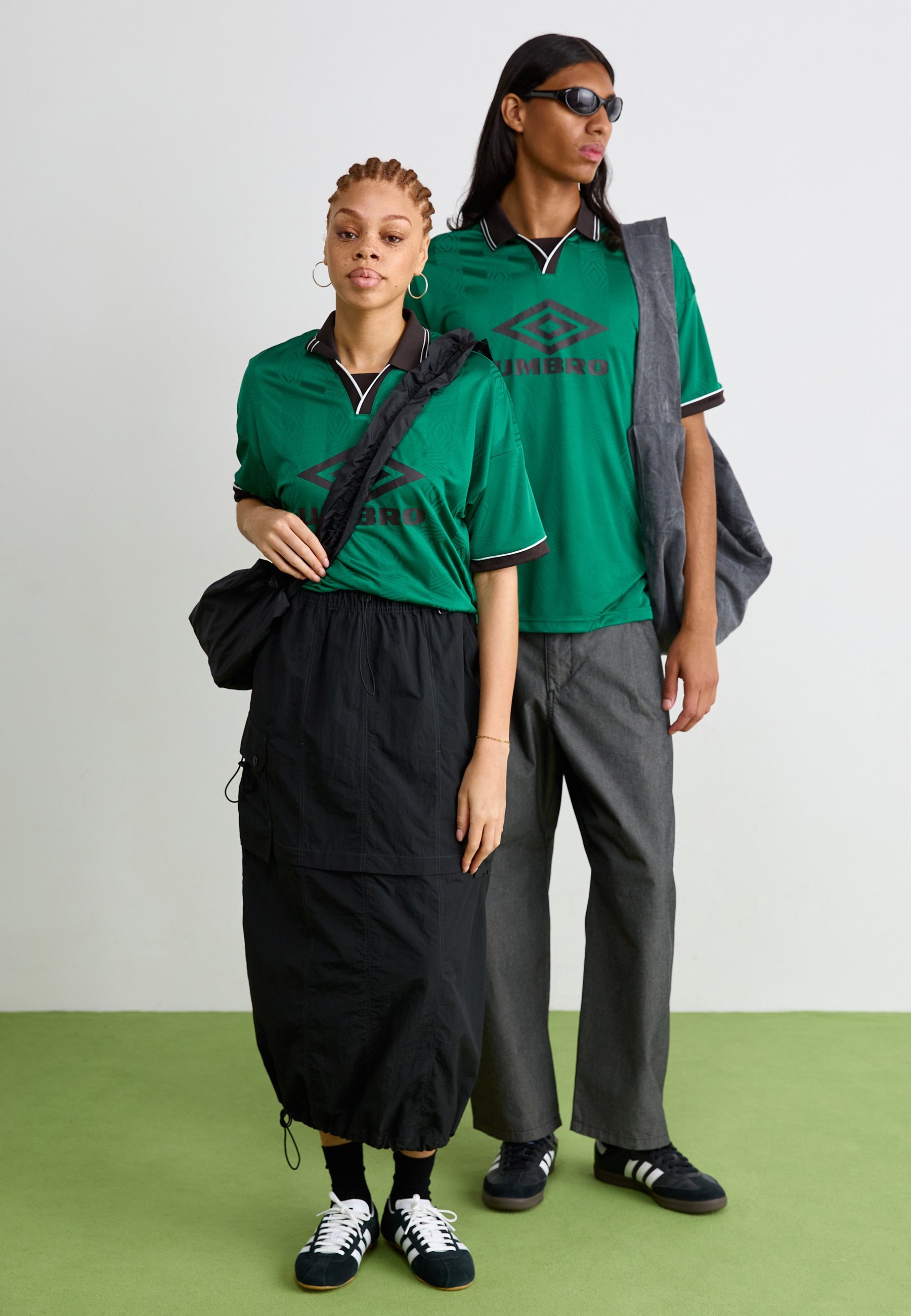 Umbro BOXY FOOTBALL UNISEX - Poloshirt - groene jas/ganache/briljant wit