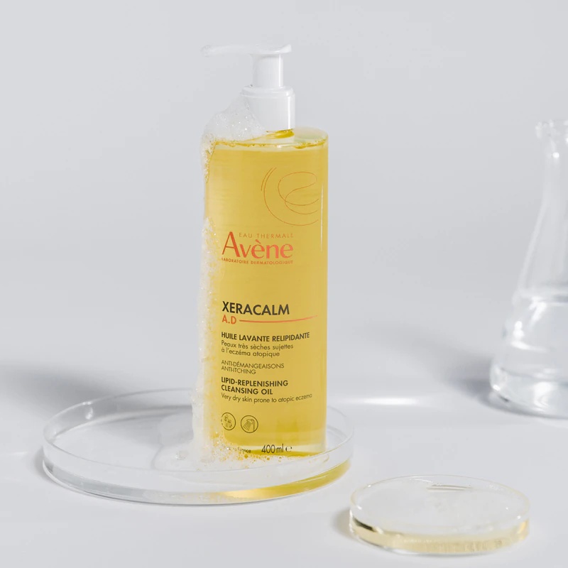 Avène XeraCalm AD уље за чишћење које обнавља липиде је уље за чишћење које обнавља липиде за суву и атопију.