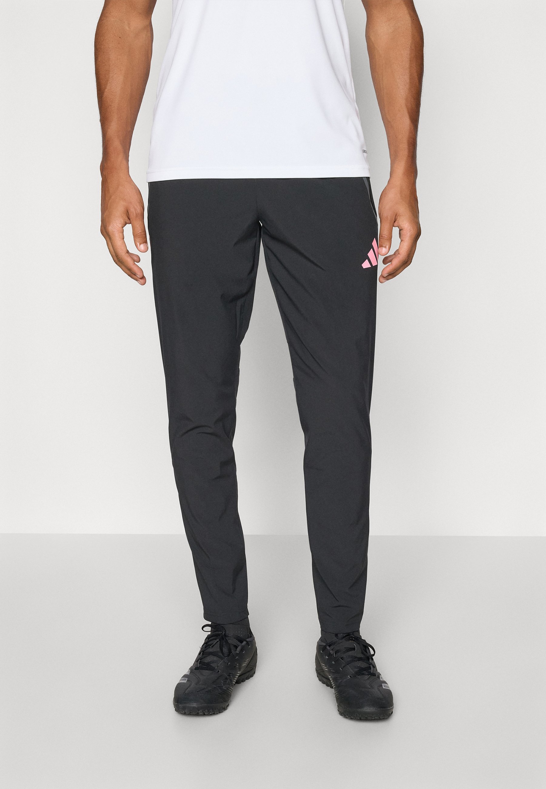 adidas Performance JUVENTUS TIRO25 COMPETITION VIS TECH TRAVEL PANT - Spodnie dresowe - czarny/różowy