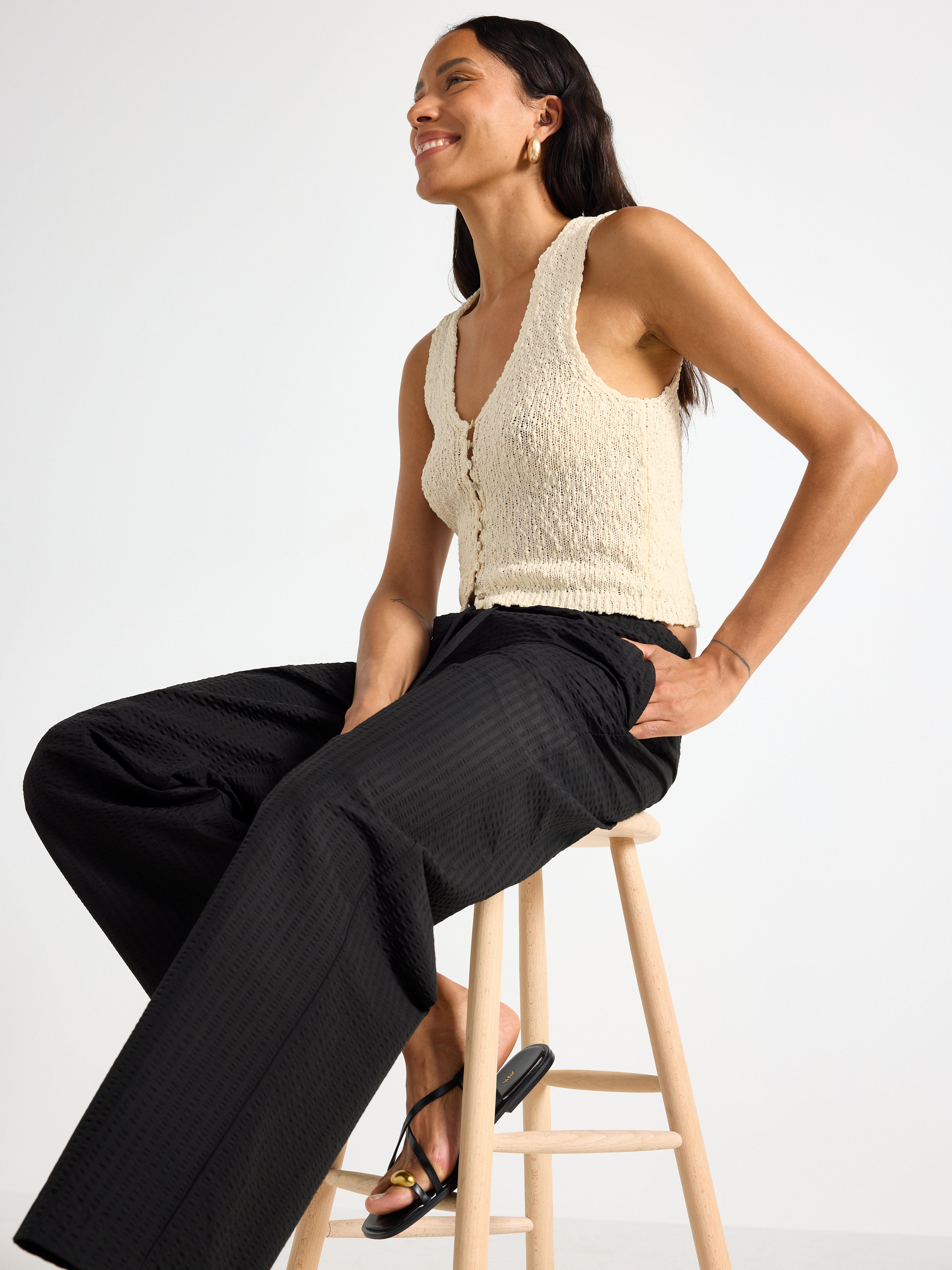 Pantalones rectos acampanados de color negro
